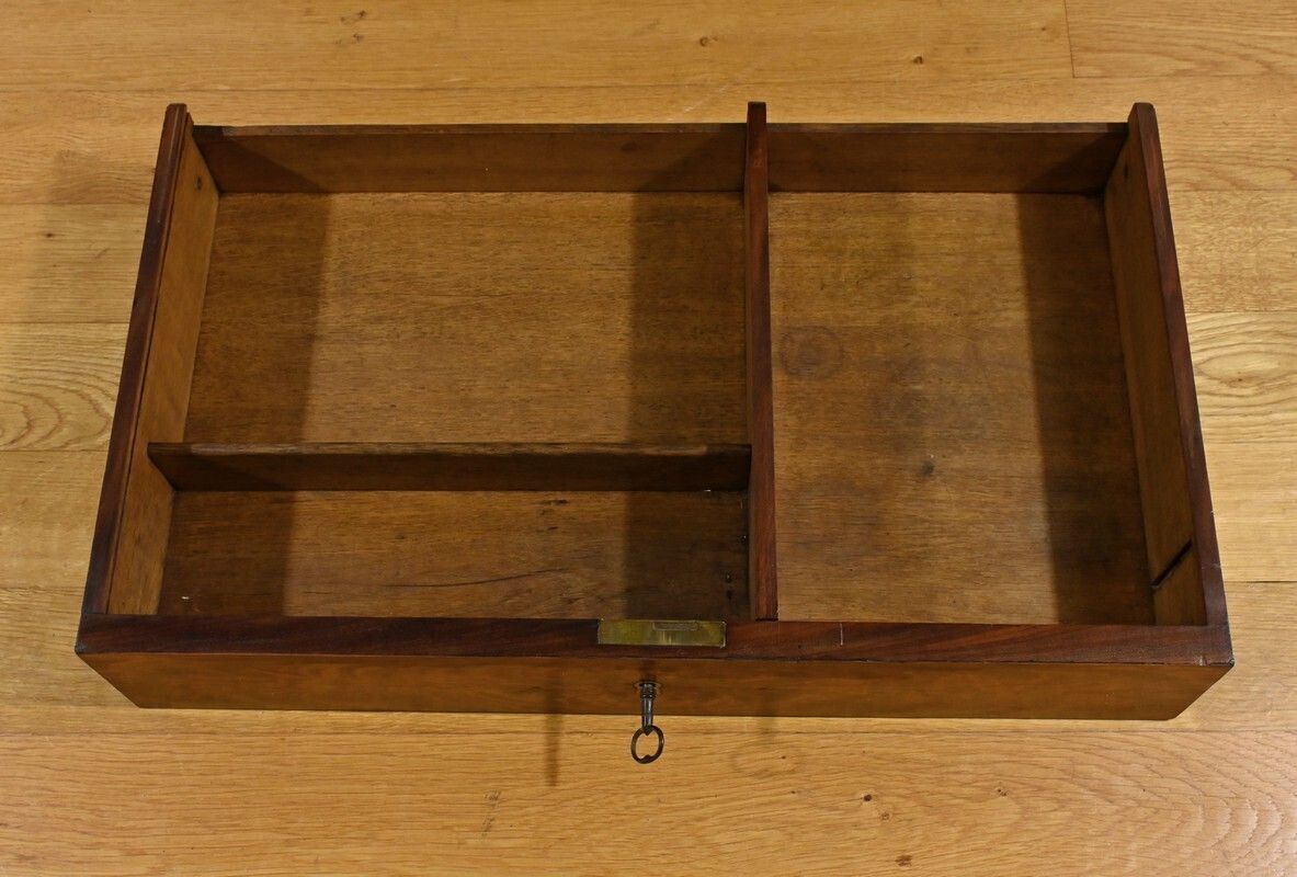 photo vintage Mahogany Burl Dressing Table, Restoration Period – Early 19th Century