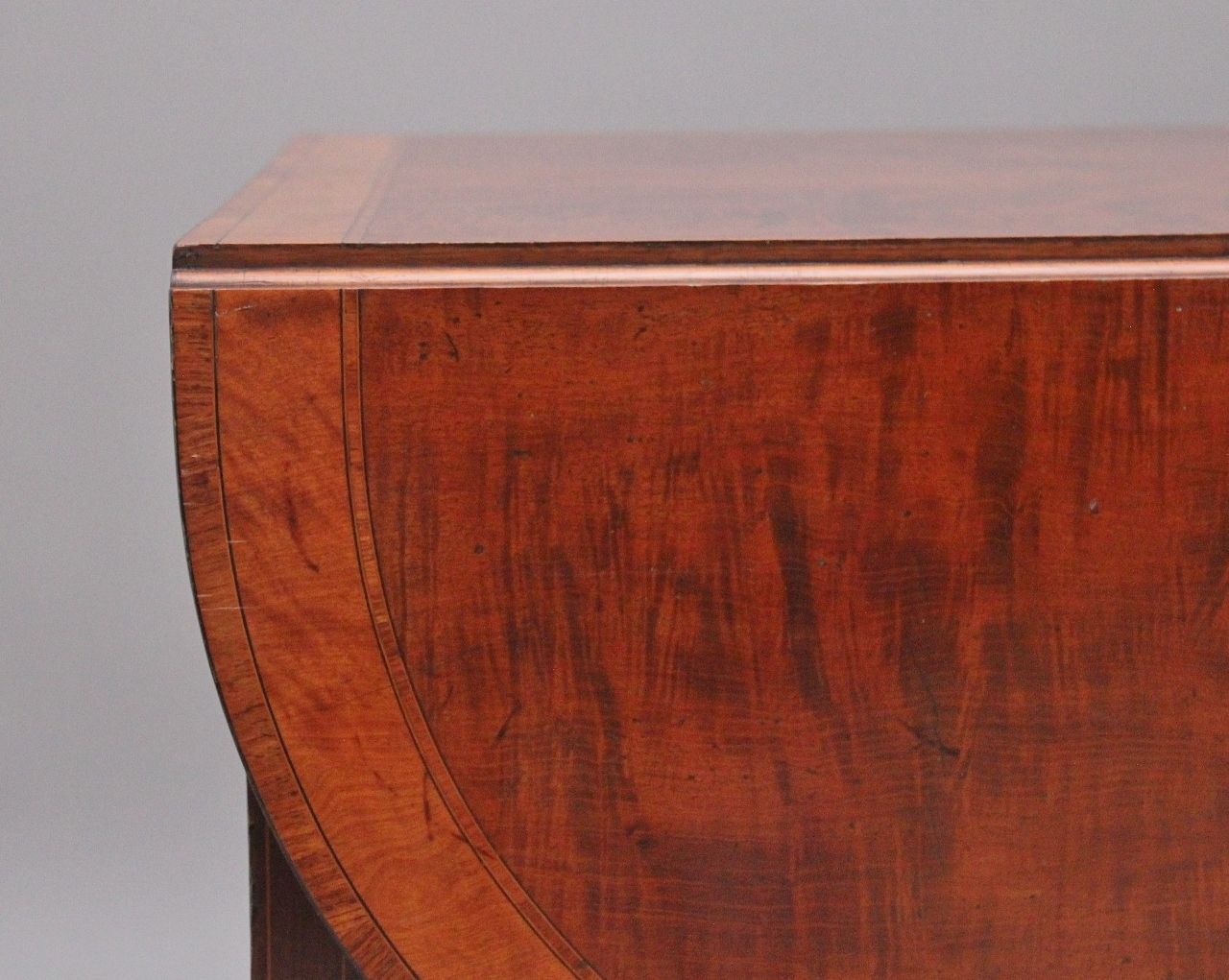 photo vintage Large Early 19th Century Inlaid Mahogany Pembroke Table