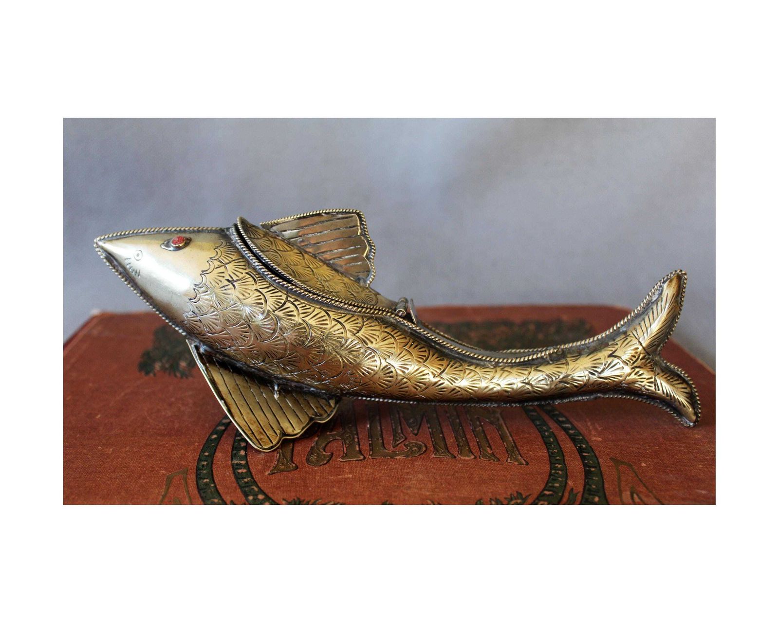 Vintage Zilveren Metalen Doos In Visvorm, Kruidendoos, Snuisterdoos, Koi Karper, Handgemaakt, Folk Art, Rode Ogen, Bureauobject, Curiositeit, Zee Oceaan