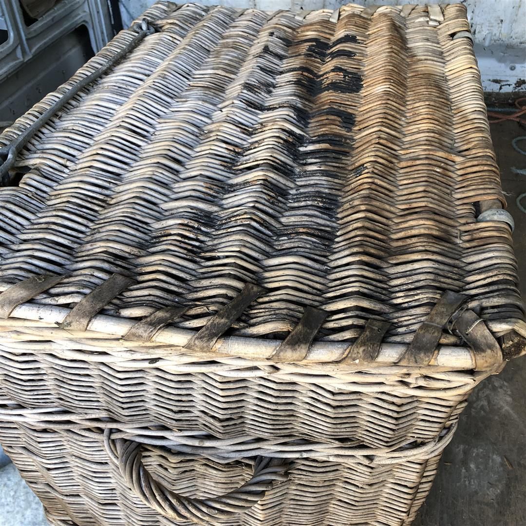 photo vinterior Large Vintage Hotel Laundry Basket With Lid, On Wheels