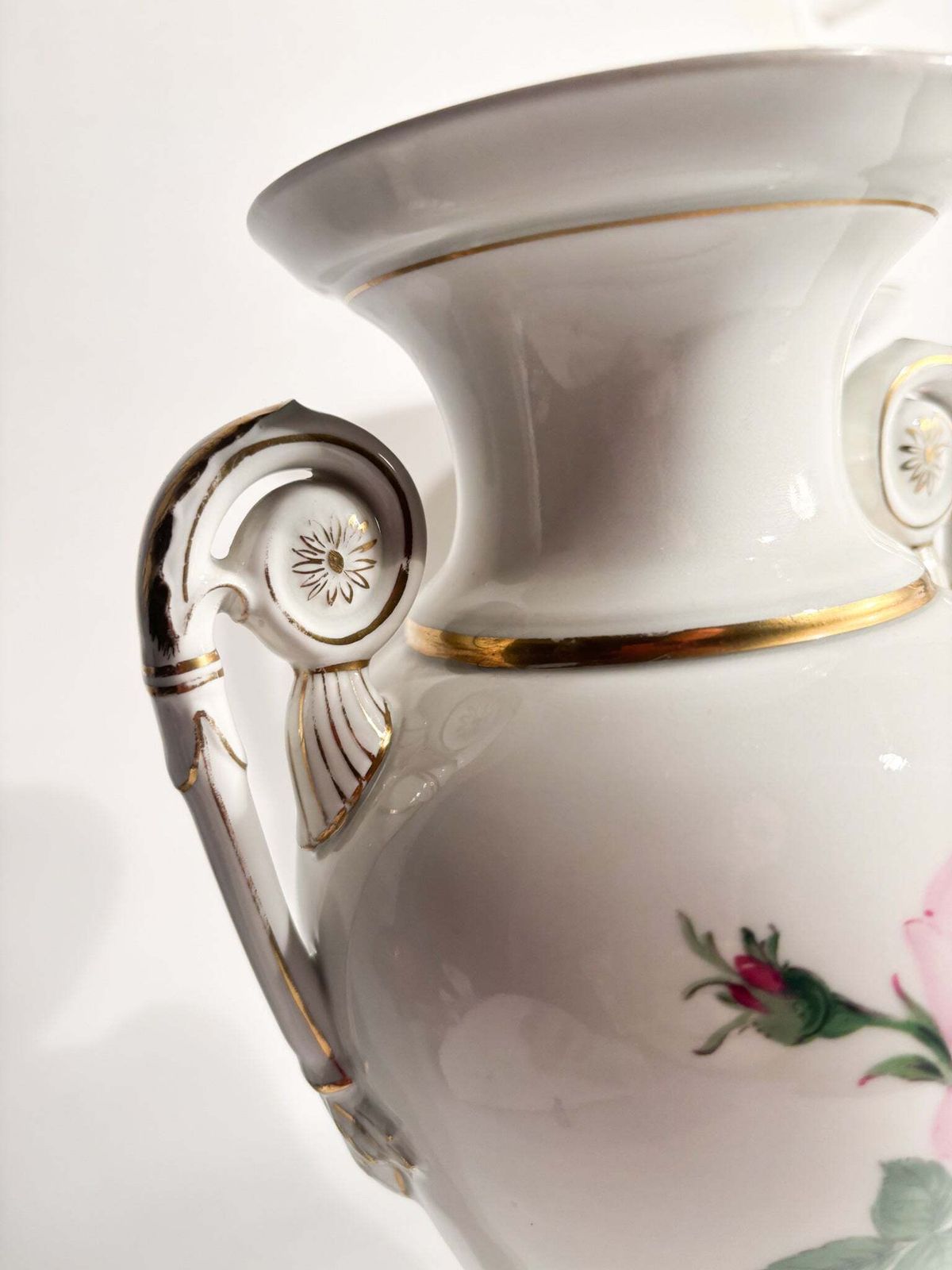 Pair Of Amphora Vases In Meissen Porcelain Red Rose Early 1900s photo 644.0