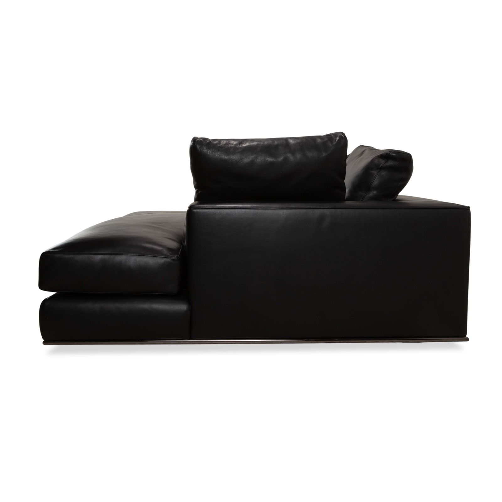 photo furniture Canapé d'angle Minotti Hamilton en cuir noir, récamière droite à fonction manuelle