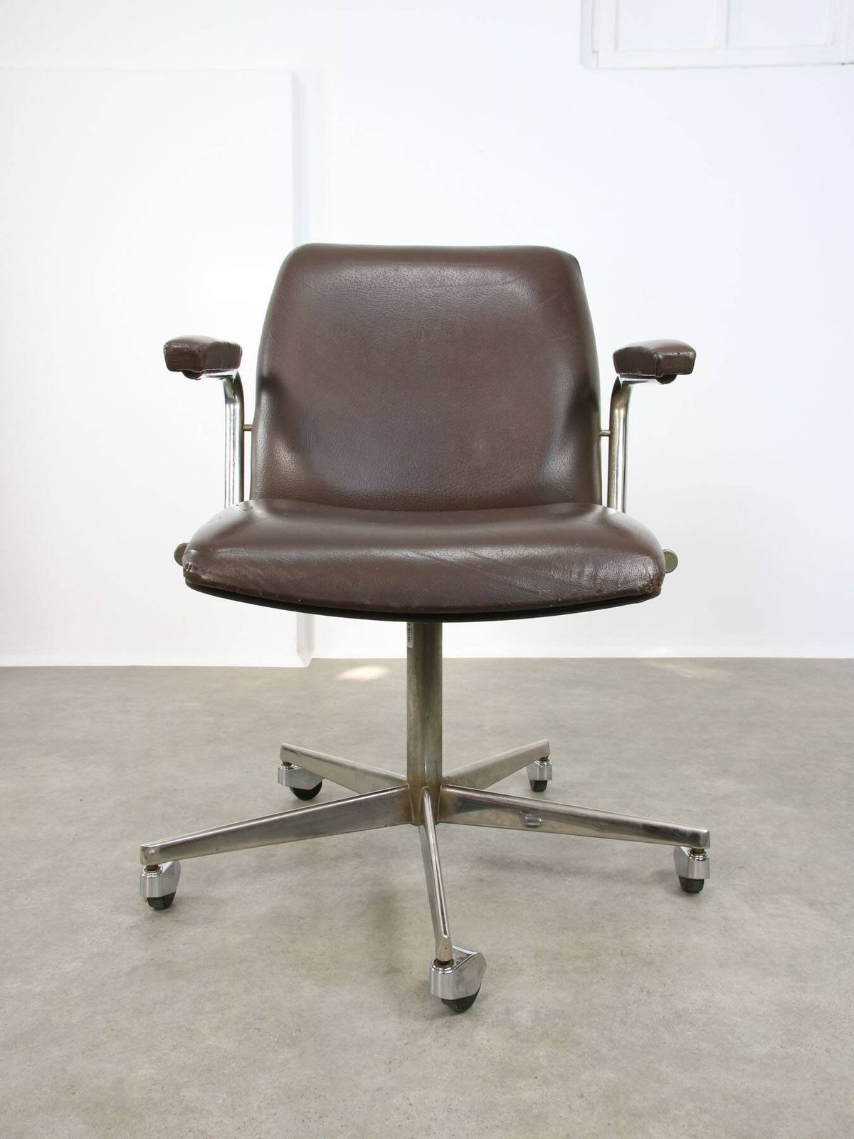 Mid Century Italian Brown Leather Swivel Chair photo vinterior