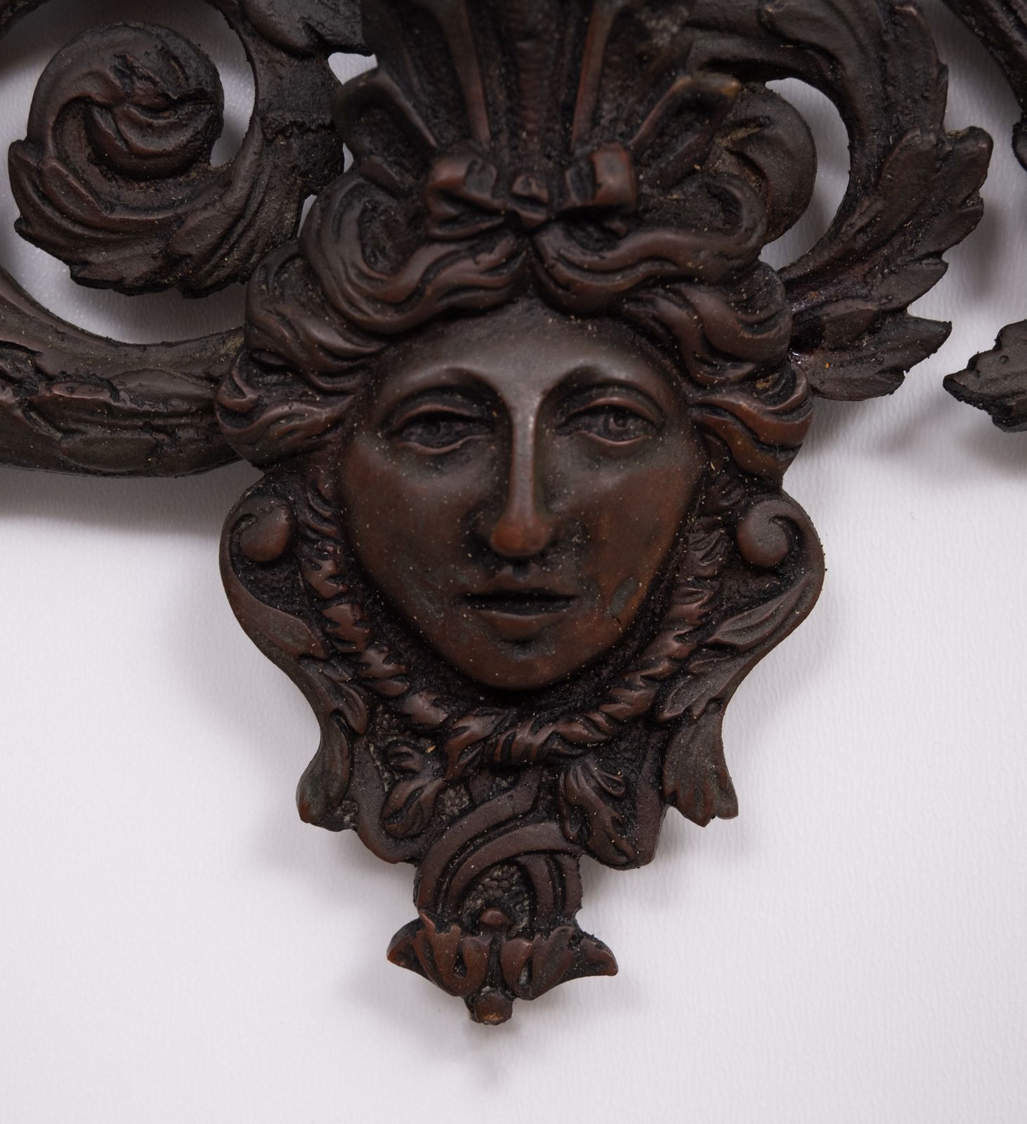 Gegoten Bronzen Wandspiegel Met Vrouwenhoofden, Frankrijk photo furniture
