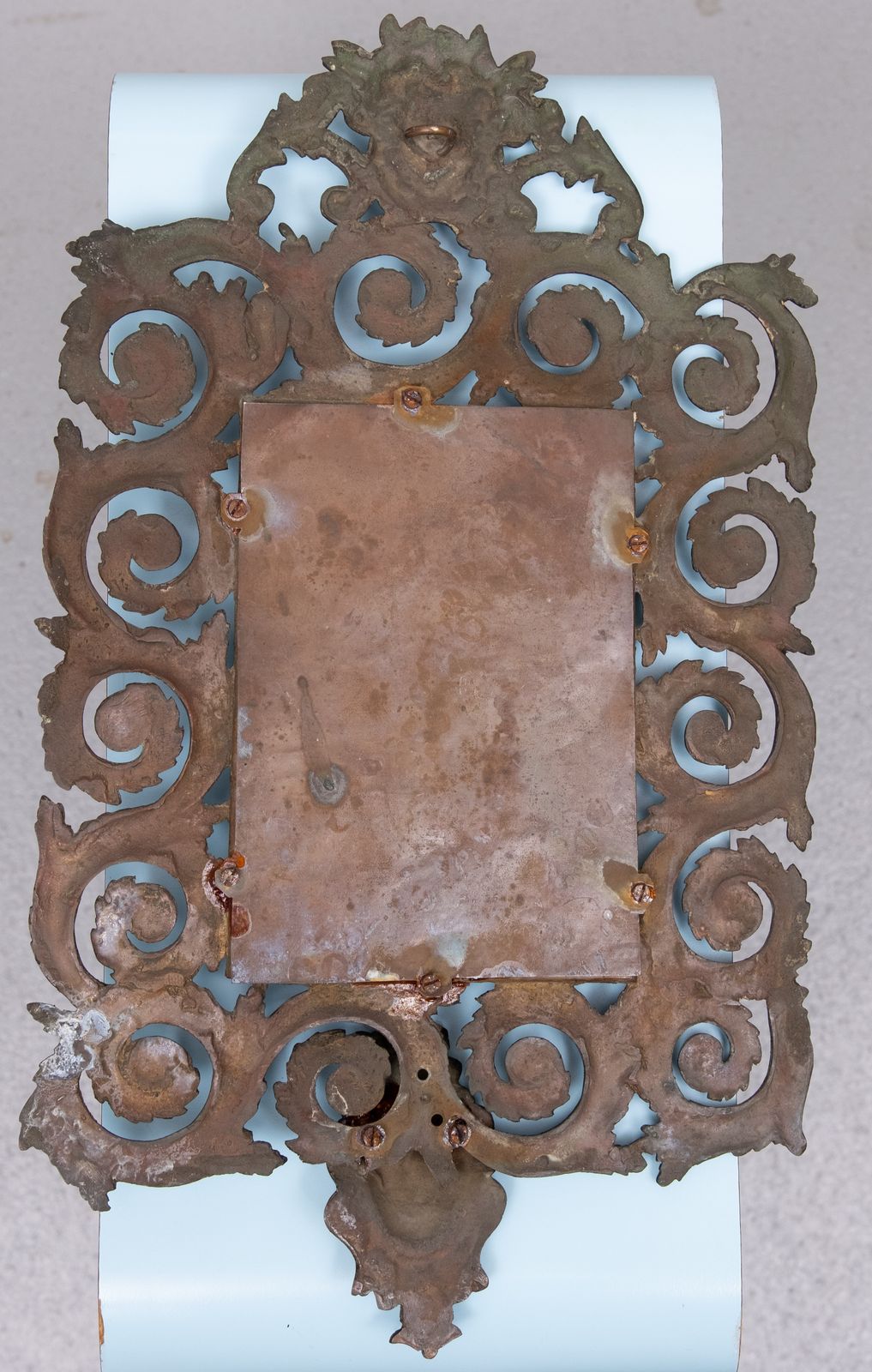 Gegoten Bronzen Wandspiegel Met Vrouwenhoofden, Frankrijk photo vinterior