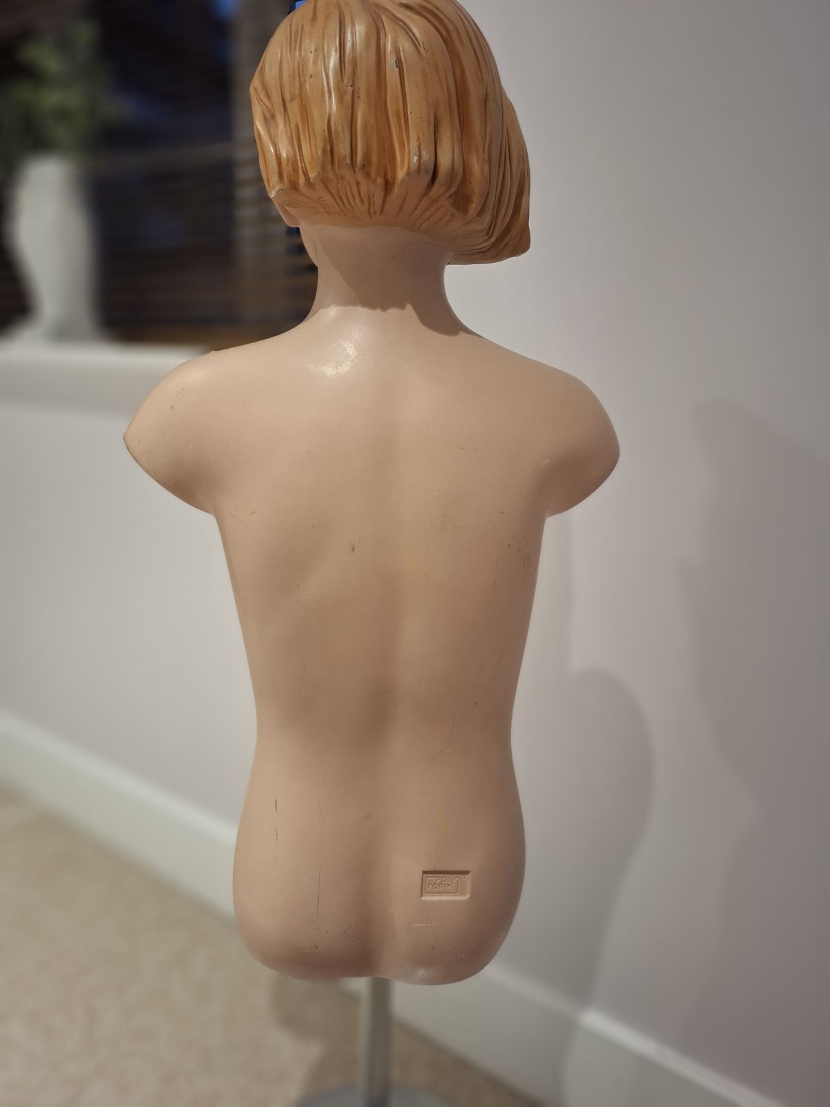 photo vinterior Charming Vintage Child Torso Mannequin – Early 20th Century French