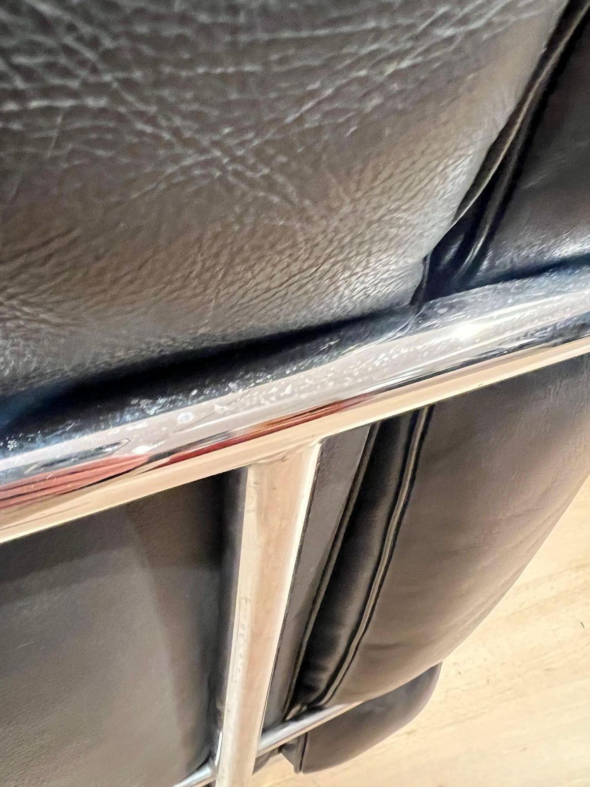 photo vintage Lc2 Armchair, Chromed Steeltube And Black Leather, Italy Circa 1960s