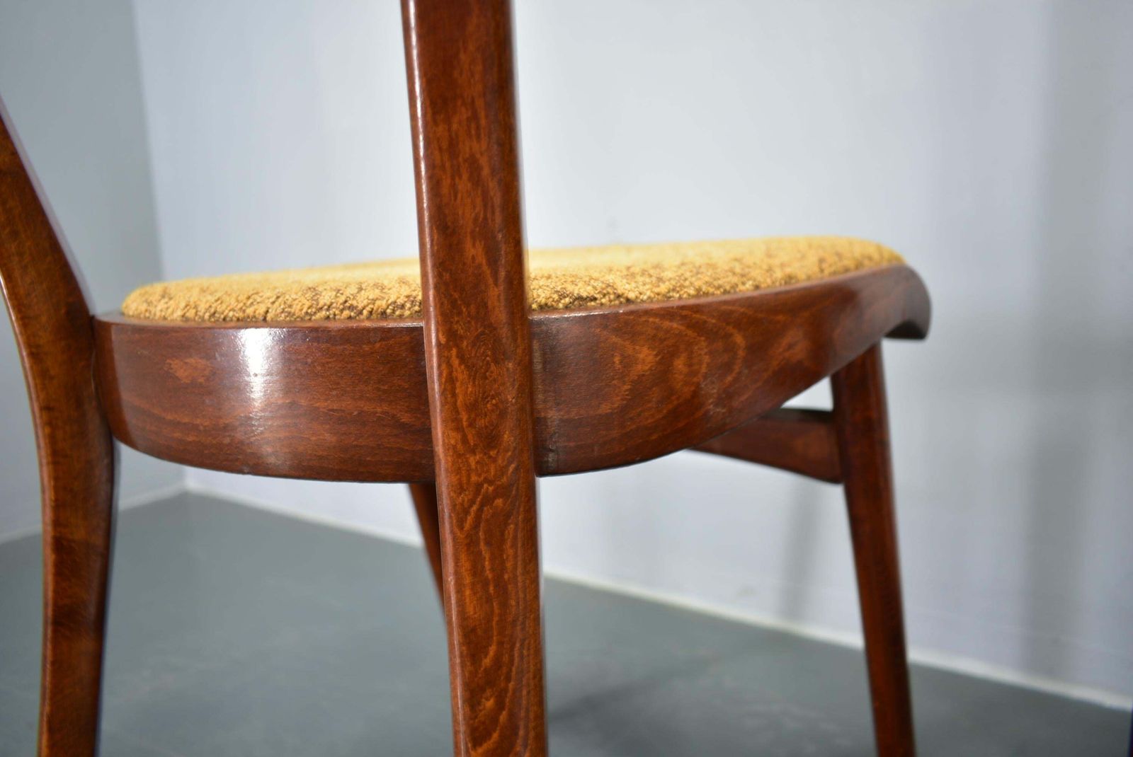 photo vintage Vintage Walnut Dining Chairs By Mier Topolcany, Czechoslovakia, 1960s, Set Of 4