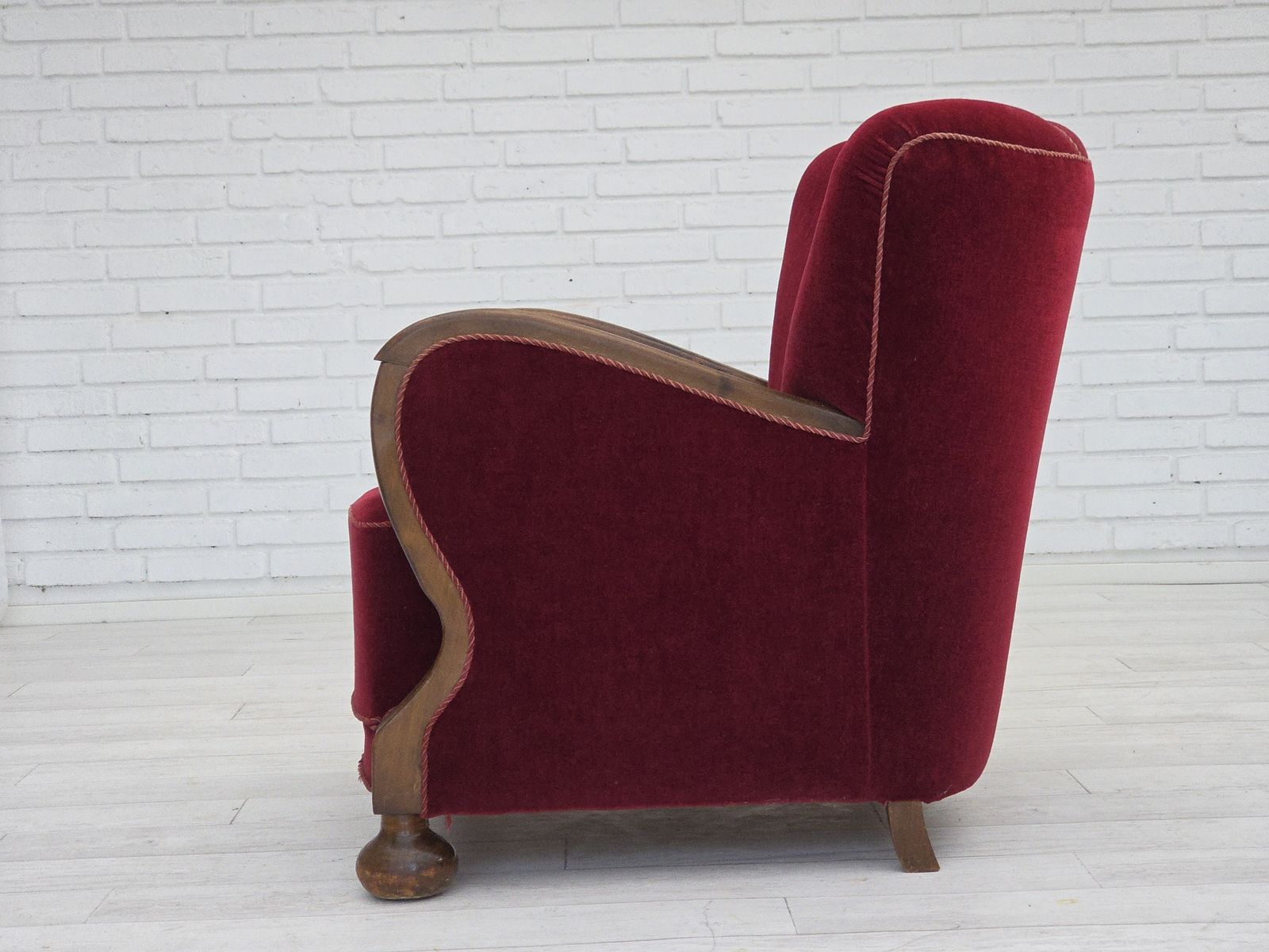 photo vintage 1950s, Danish Relax Armchair, Cherry Red Furniture Velour, Dark Beech Wood.