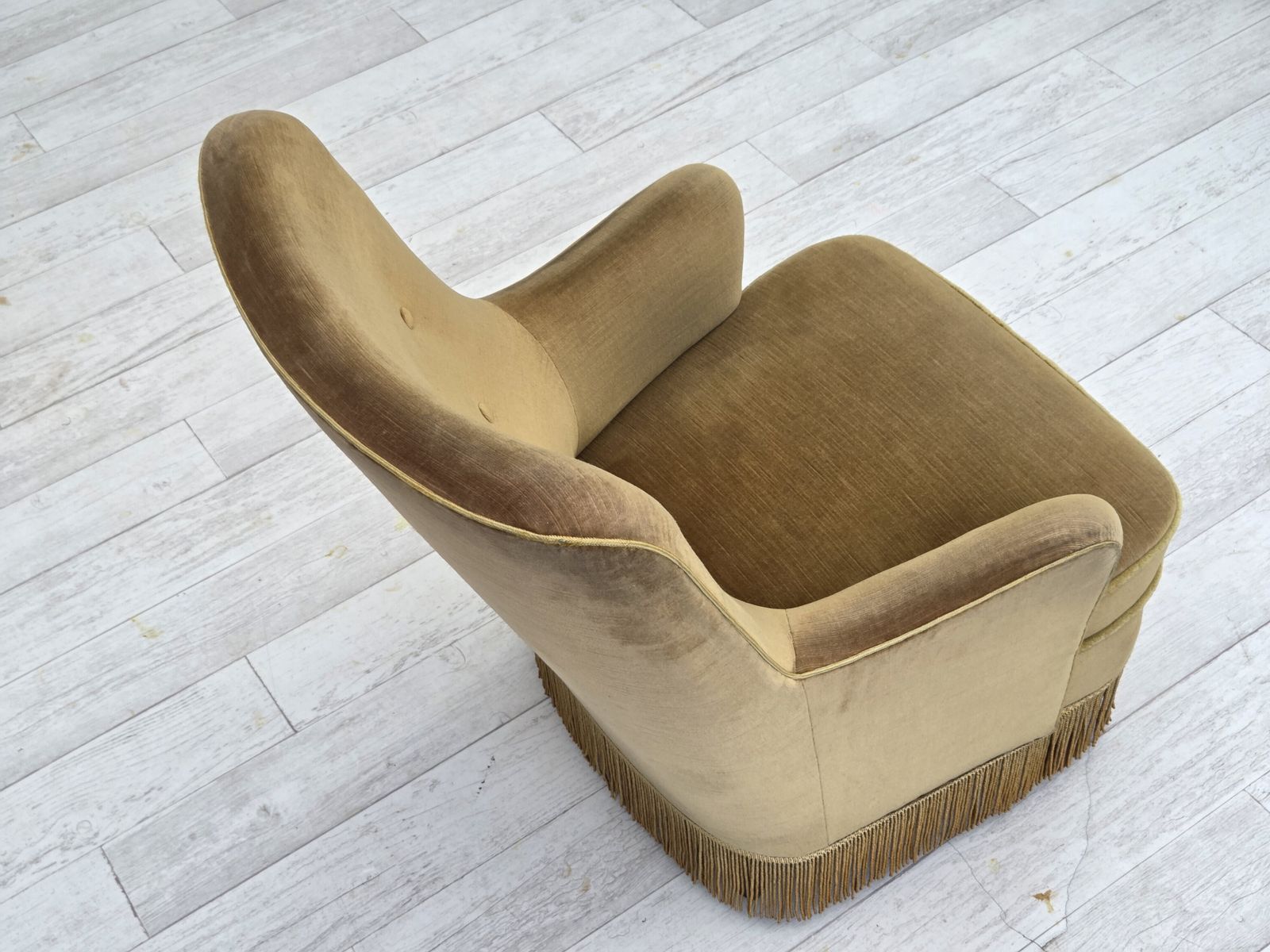 photo for sale Ca. Jaren 1970, Deense Fauteuil Met Hoge Rug, Lichtgroen Meubelvelours, Beukenhout.