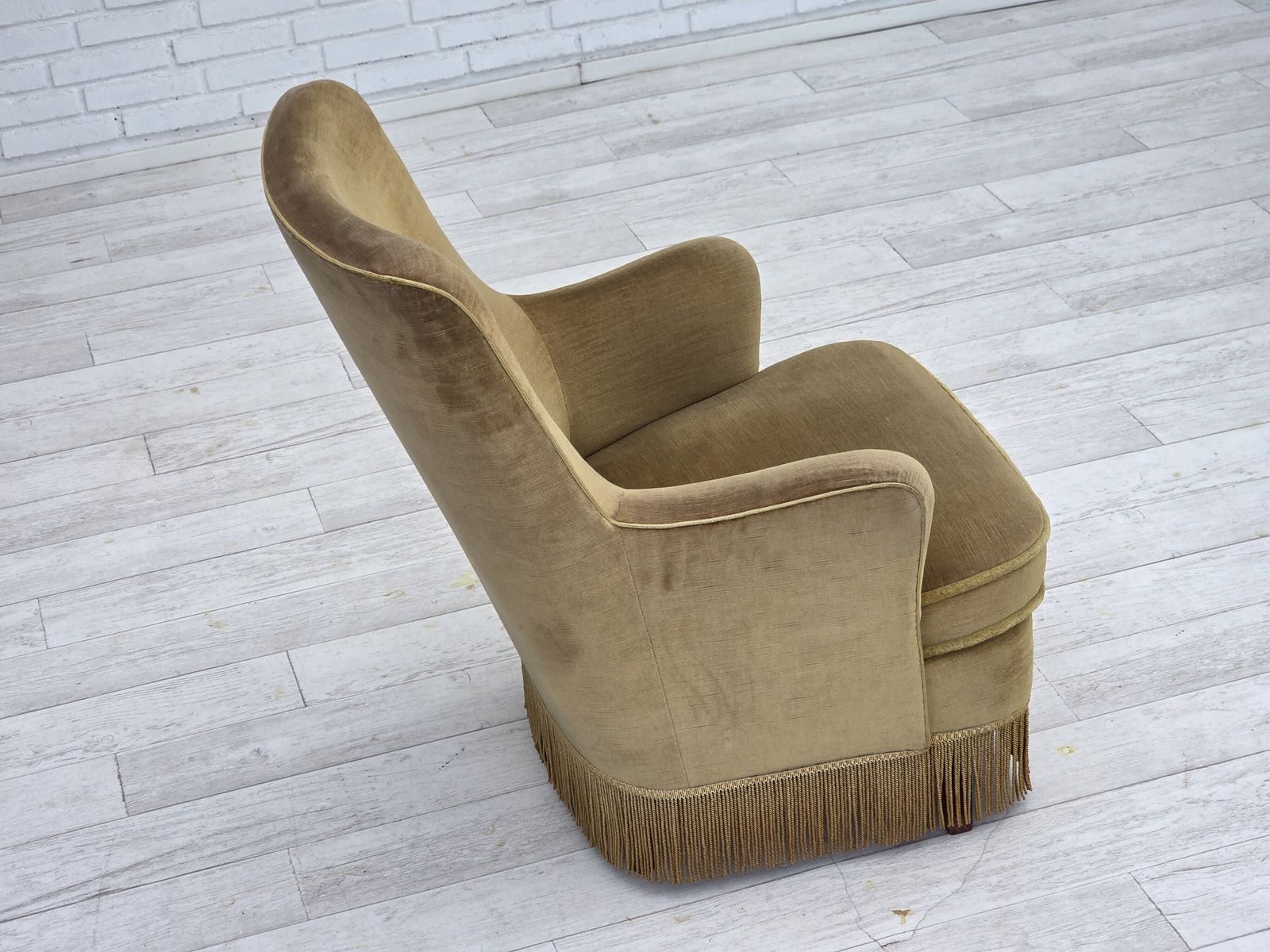 photo vinterior Ca. Jaren 1970, Deense Fauteuil Met Hoge Rug, Lichtgroen Meubelvelours, Beukenhout.