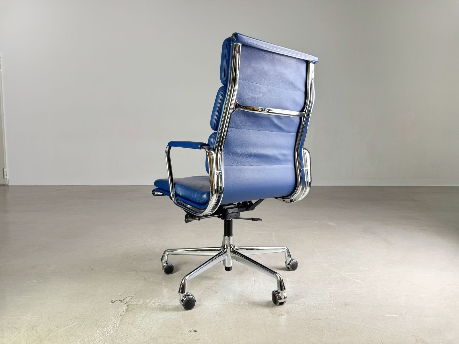 Original Vitra Ea 219 Office Chair Soft Pad Blue Charles & Ray Eames Leather photo 2690.0
