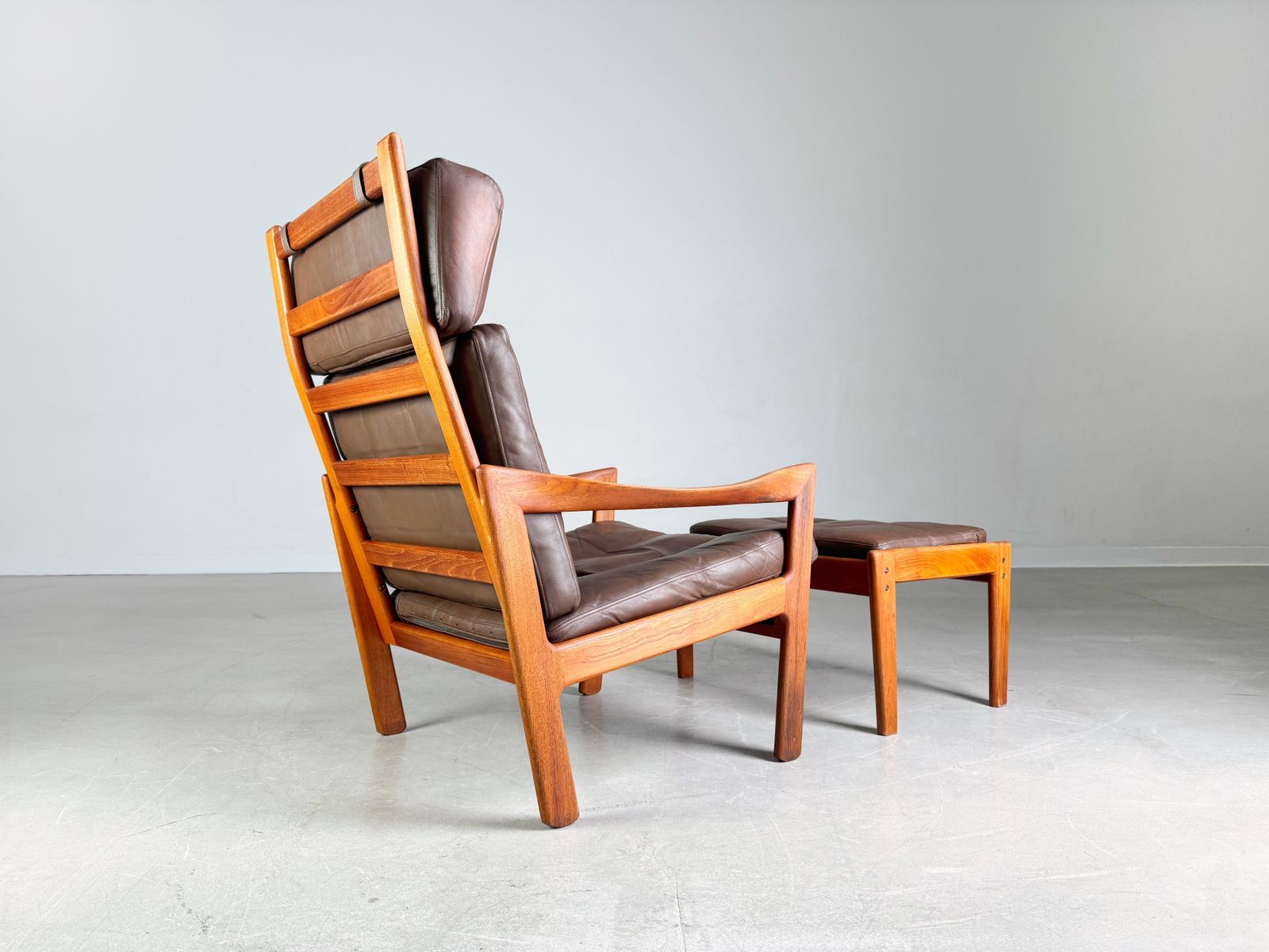 photo vintage Midcentury Armchair Niels Eilersen Illum Wikkelsø High Back Ottoman