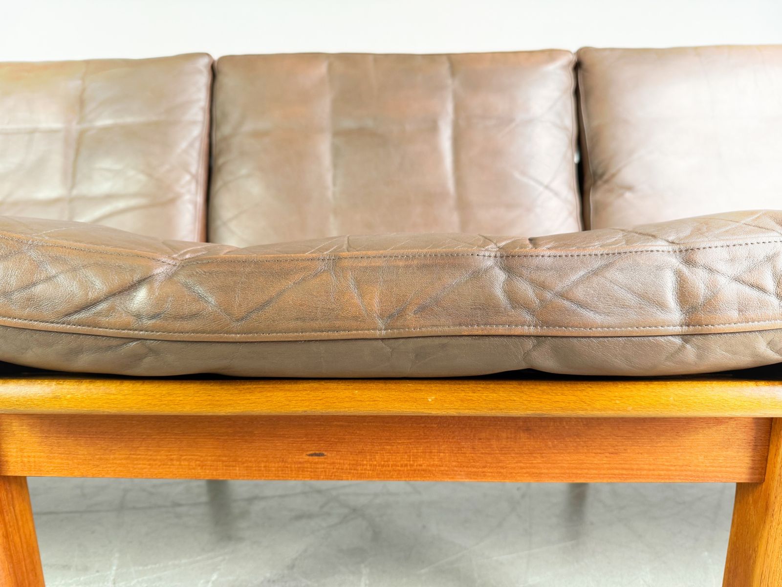 photo vintage Mid Century 3 Seater Sofa Niels Eilersen Illum Wikkelsø Couch Teak