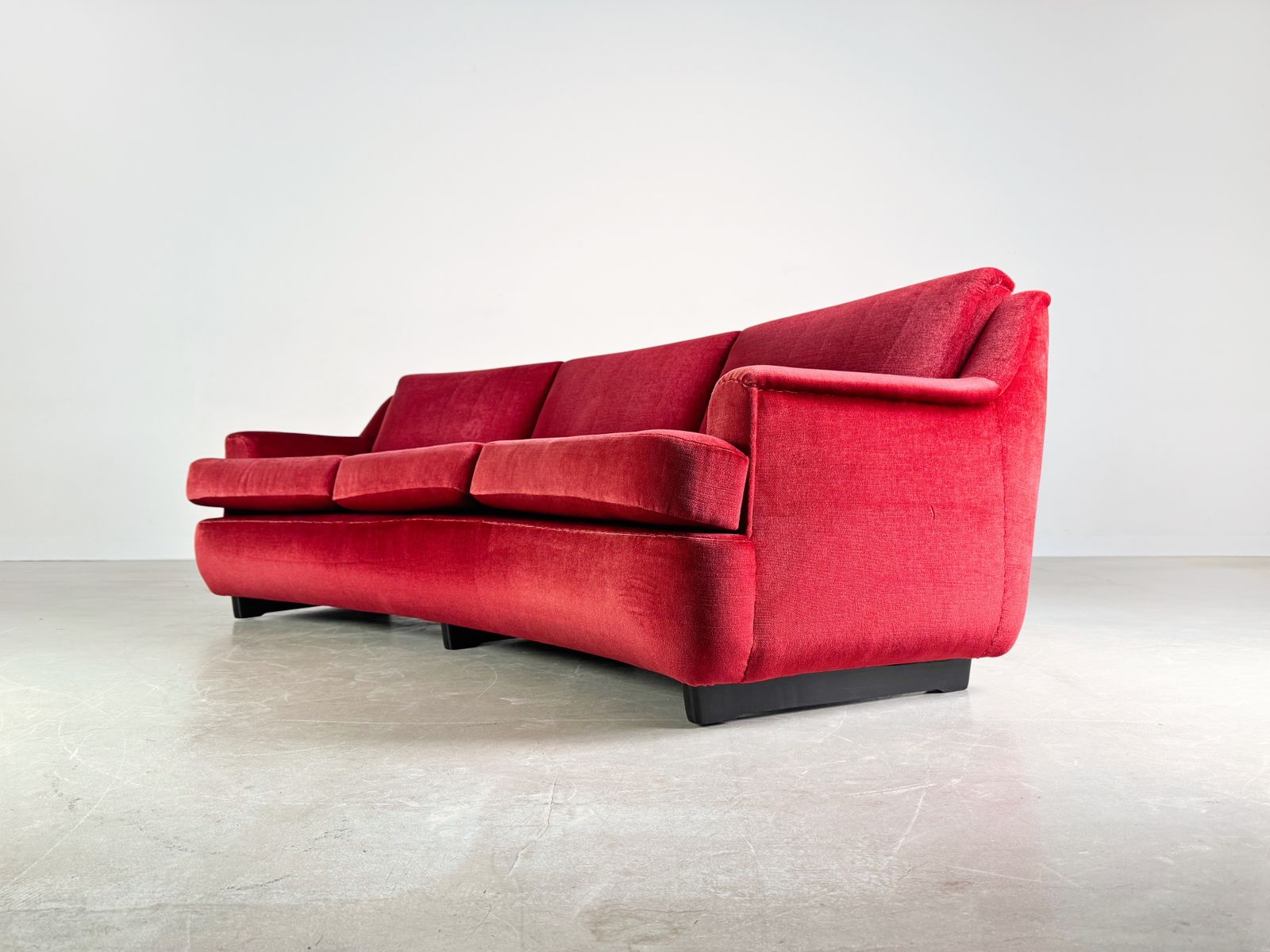 photo furniture Mid Century Bank Vintage Sofa Jaren 1960 Rood Retro Fluweel