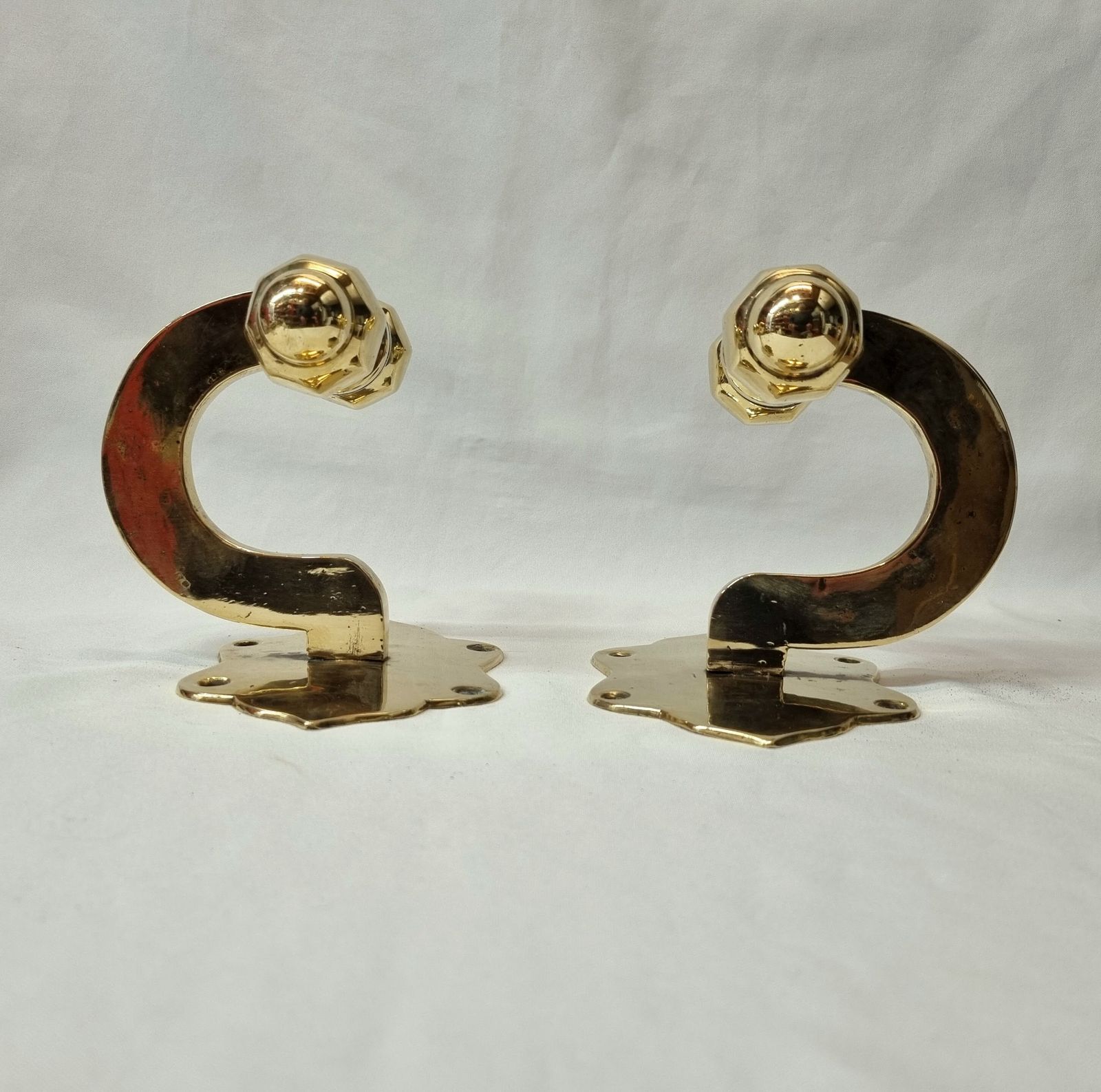 A Fine And Rare Pair Of 19th Century Heavy Brass Chimney Piece Opposing Jamb Hooks For Supporting Fireirons Either Side Of A Fireplace. photo vinterior