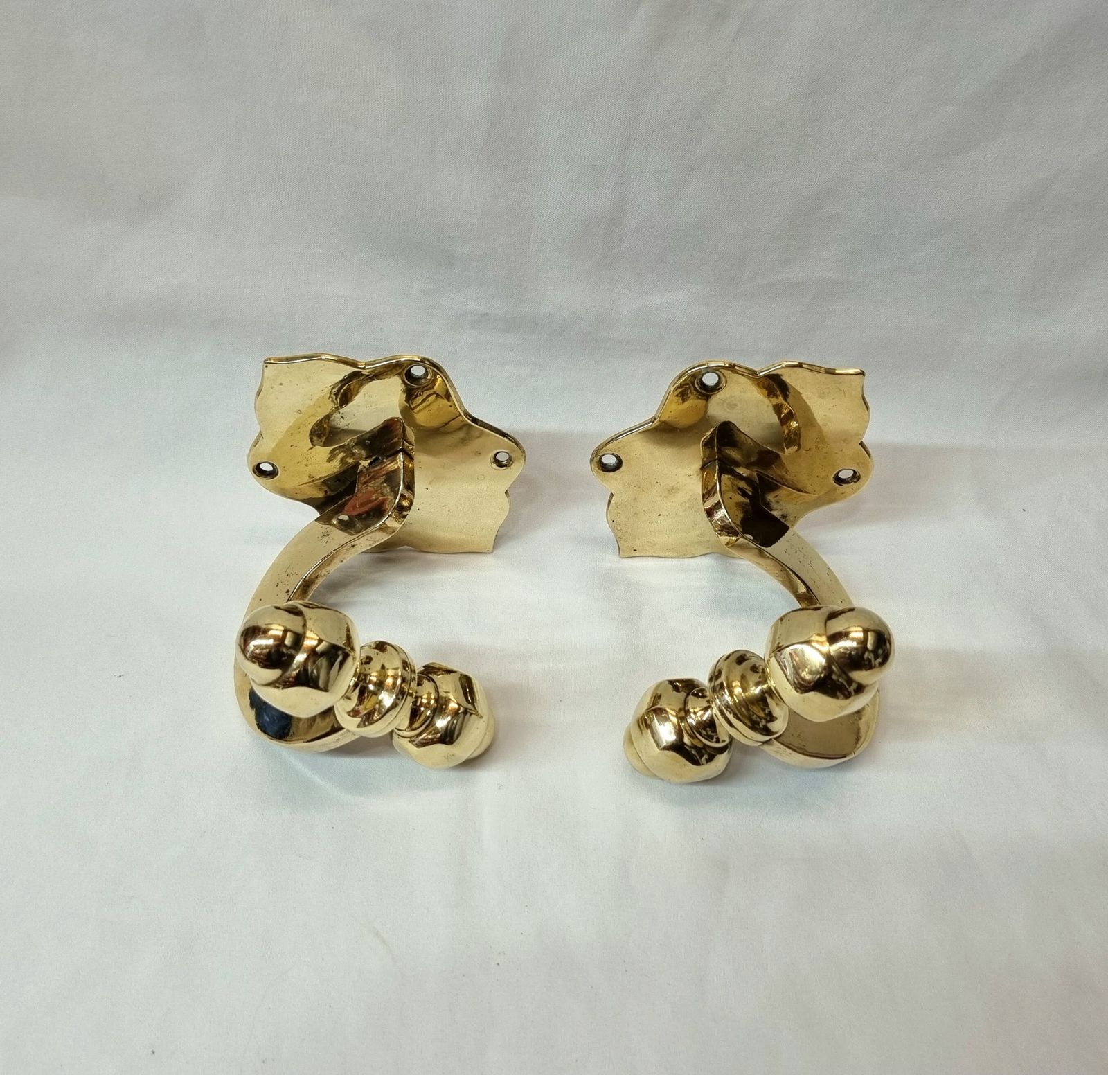 photo vinterior A Fine And Rare Pair Of 19th Century Heavy Brass Chimney Piece Opposing Jamb Hooks For Supporting Fireirons Either Side Of A Fireplace.