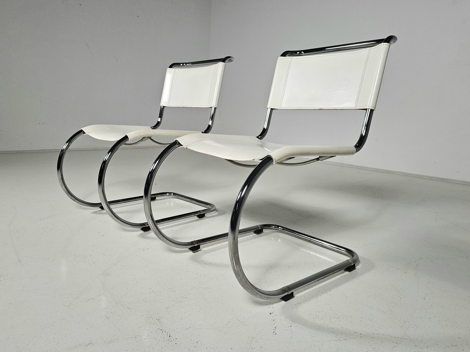 Set Of 6 Mies Van Der Rohe Mr10 White Cantilever Dining Chairs For Thonet, 1980s photo vinterior