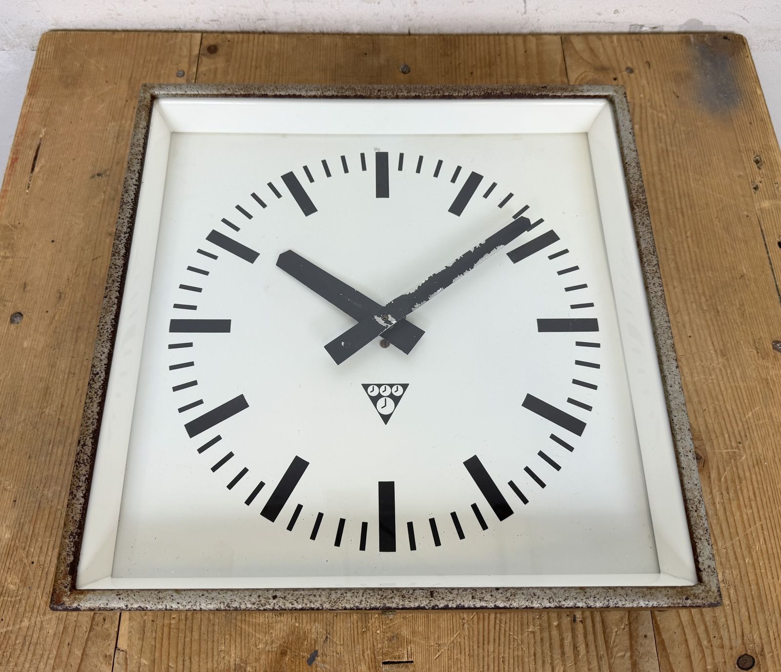 photo vintage Grey Rusty Industrial Square Wall Clock From Pragotron, 1970s