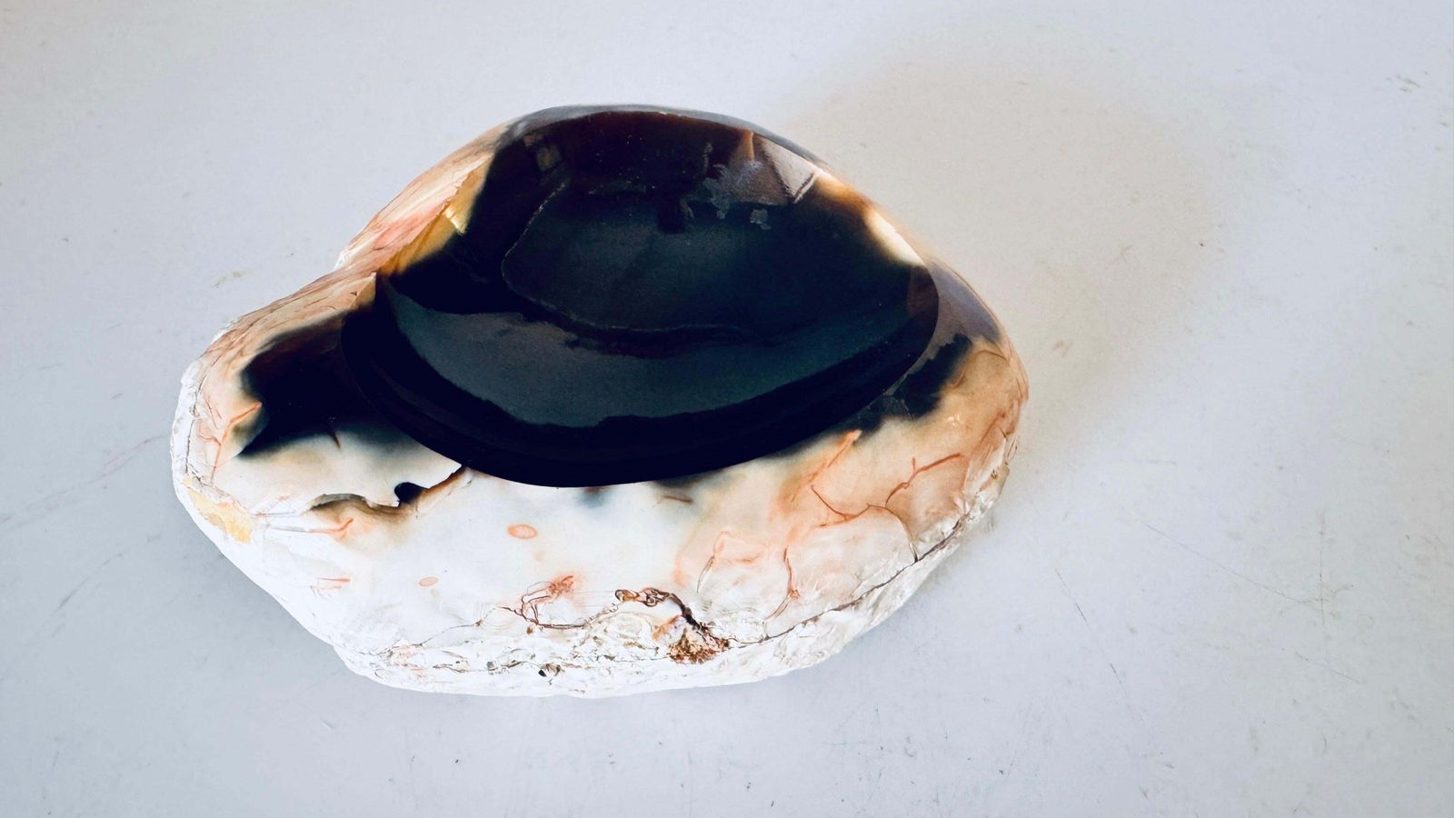 1960s Italian Freeform Onyx Ashtray, Polished Stone With Dark Brown White Pink photo vinterior