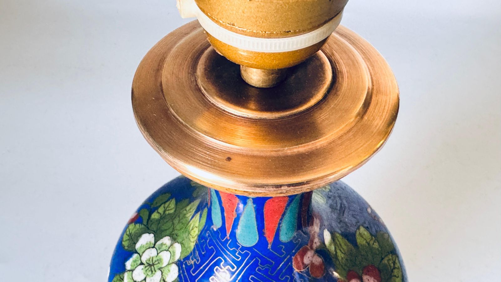 Early 20th Century Chinese Cloisonné Table Lamp, Floral Motifs, Brass Accents photo vinterior