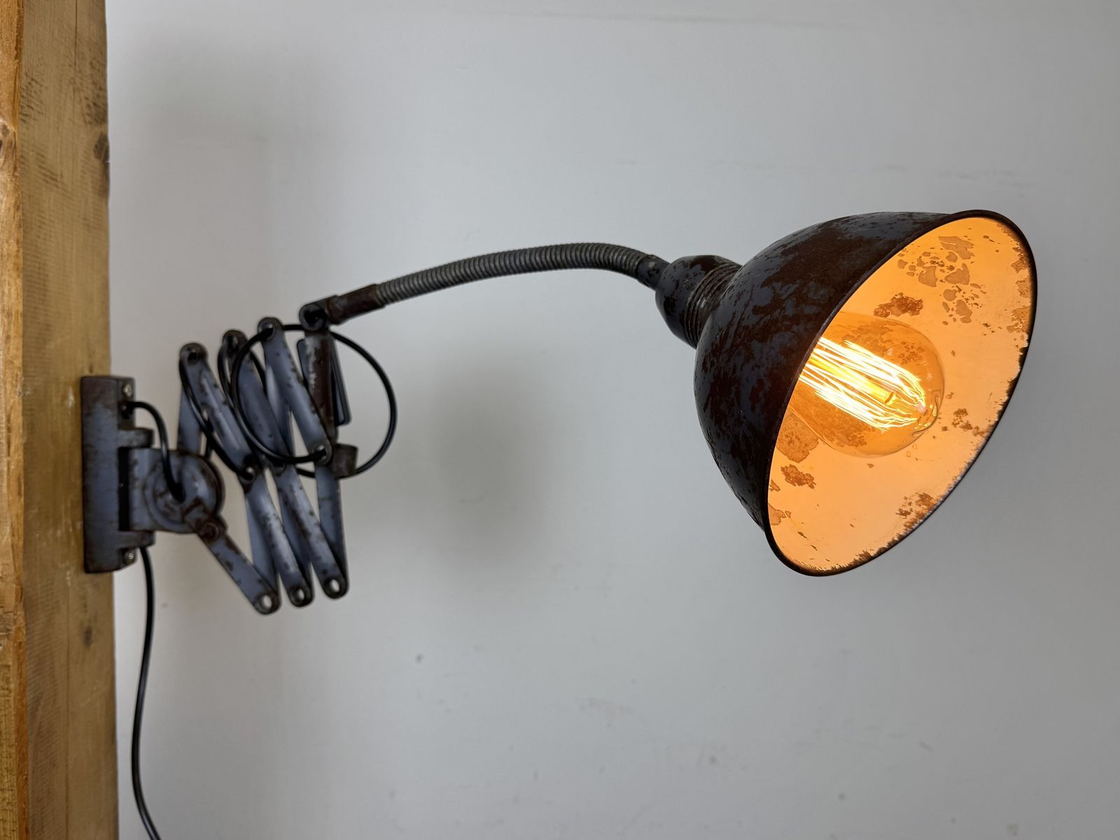 photo vintage Grey Industrial Scissor Wall Lamp From Elektroinstala, 1960s