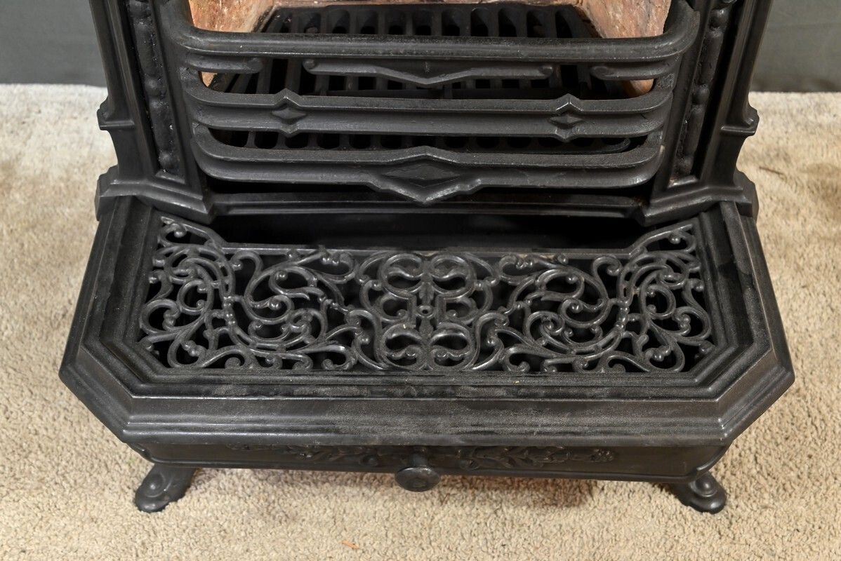 photo vinterior Cast Iron Coal Stove – Early 20th Century