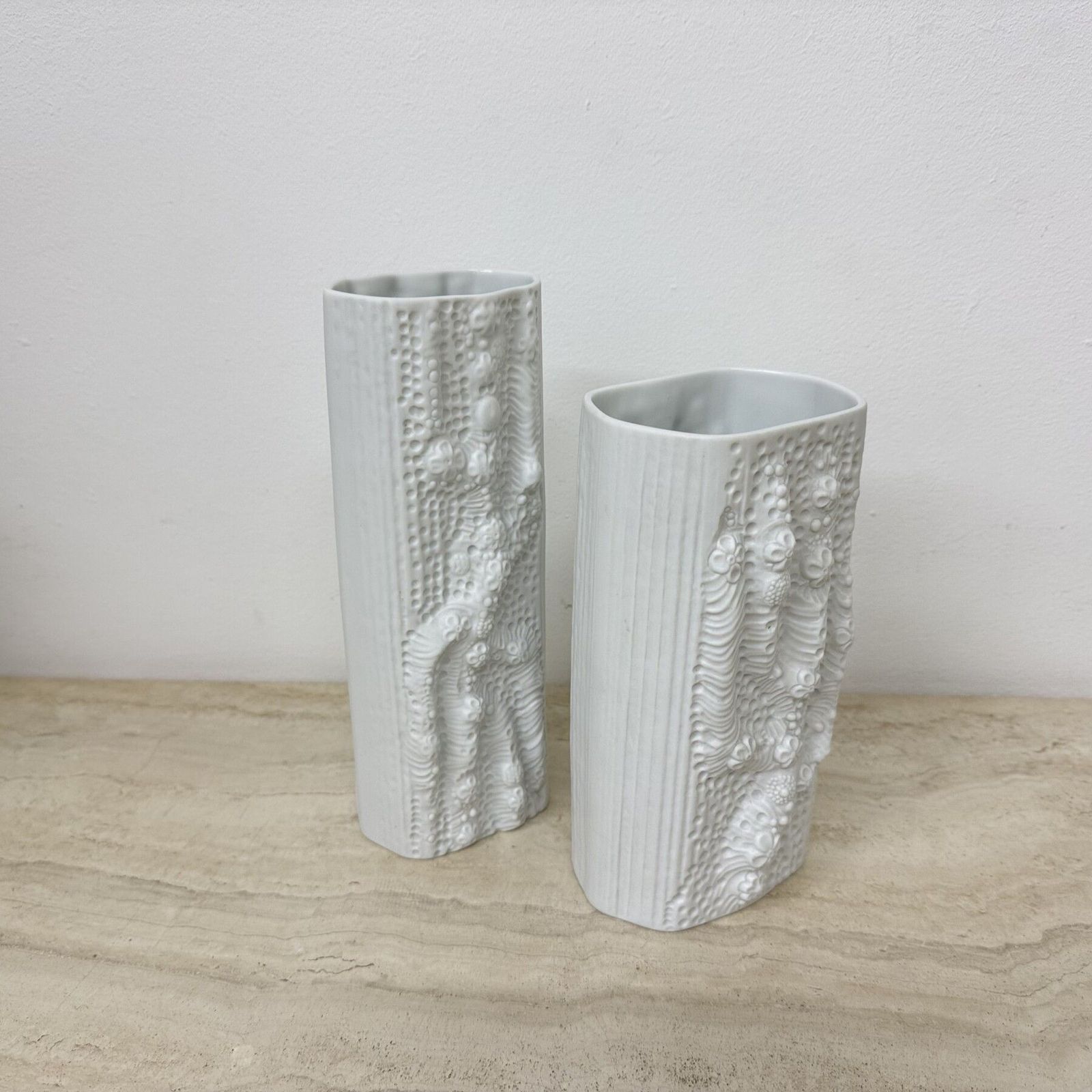 photo vinterior Martin Freyer Voor Rosenthal Bisque Reliëf Azu Vaas Op Art Jaren 1970