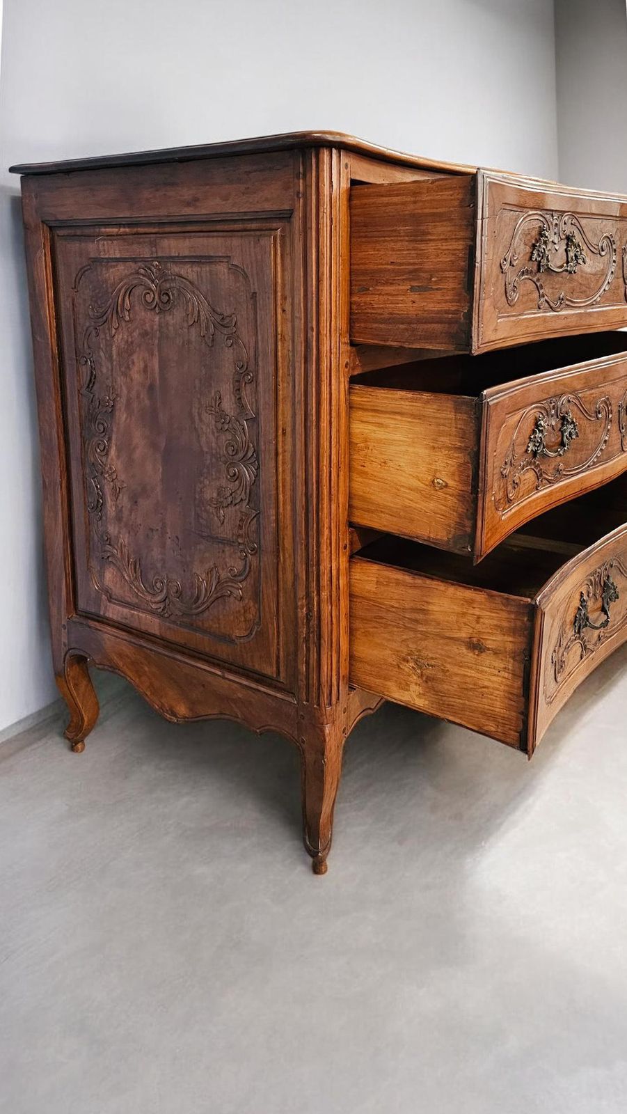 Italian Antique Luigi XV Chest Of Drawers In Solid Walnut, 1750s photo vinterior