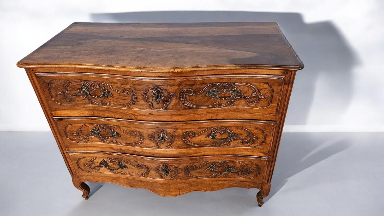 photo vintage Italian Antique Luigi XV Chest Of Drawers In Solid Walnut, 1750s