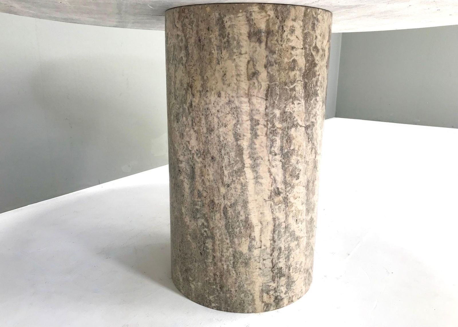 photo furniture Grey / Beige Travertine Round Dining Table In The Manor Of Up&Up / Mangiarotti