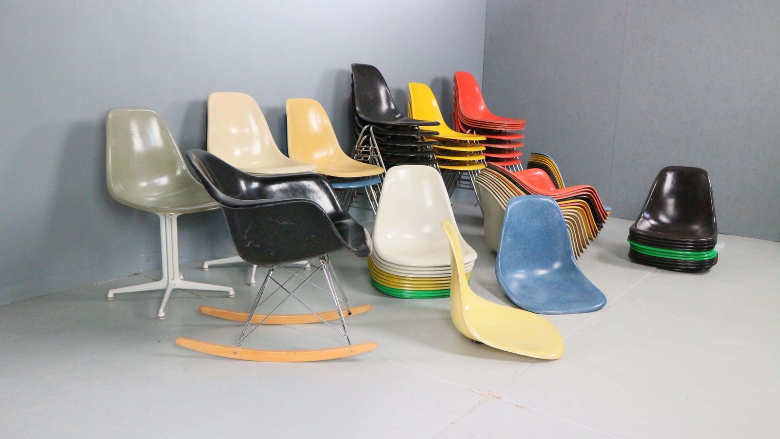 2963.0 Charles & Ray Eames Set Of 4 Off White "H Base" Chairs For Herman Miller, 1960 photo