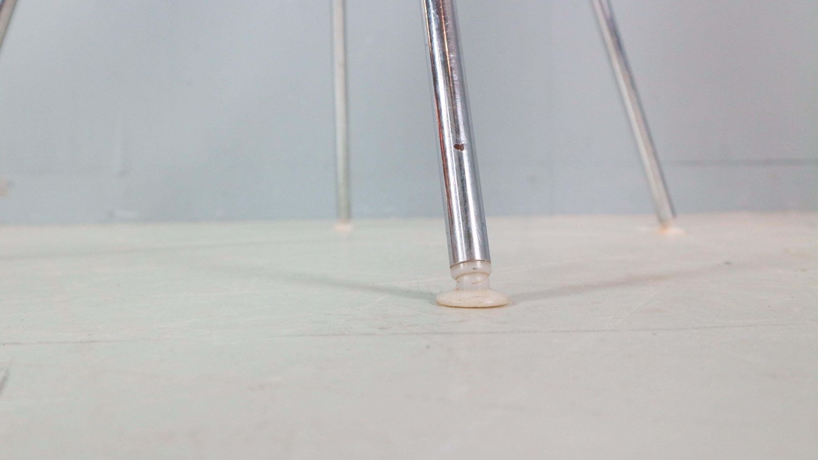 photo vintage Charles & Ray Eames Set Of 4 Yellow "H Base" Chairs For Herman Miller, 1960
