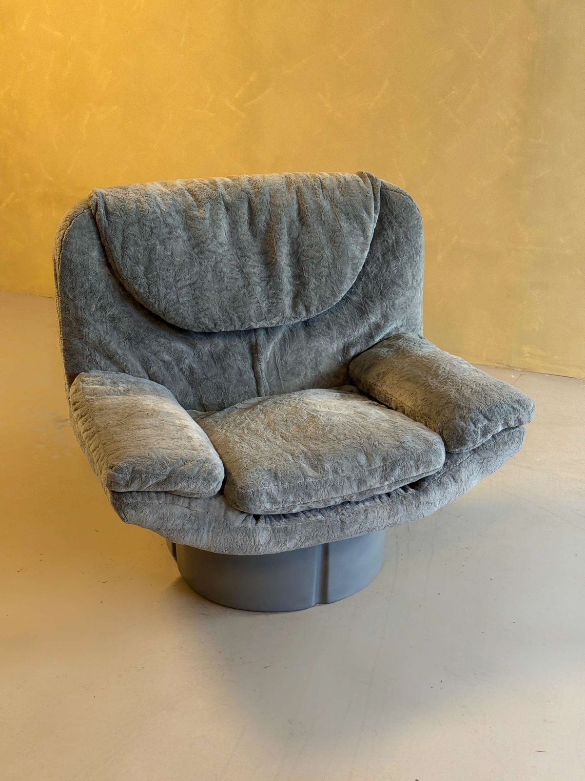 Italian Grey Ill Poltrone Lounge Chair photo buy