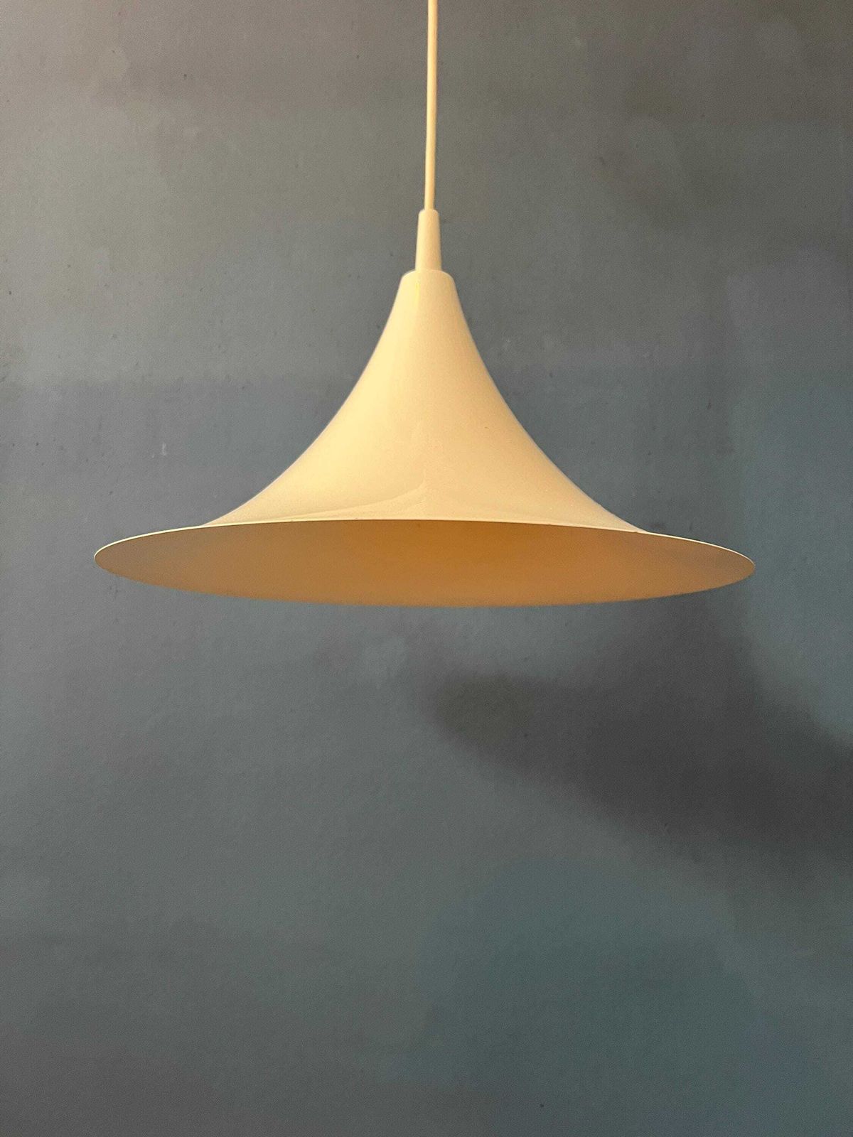 Vintage Witteglanzende Space Age Heksenhoed Hanglamp photo vintage