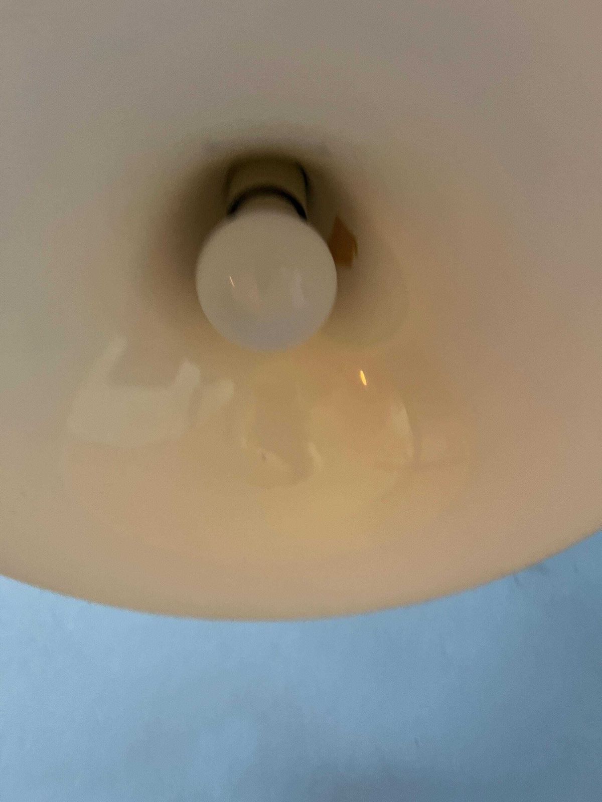 photo for sale Vintage Witteglanzende Space Age Heksenhoed Hanglamp