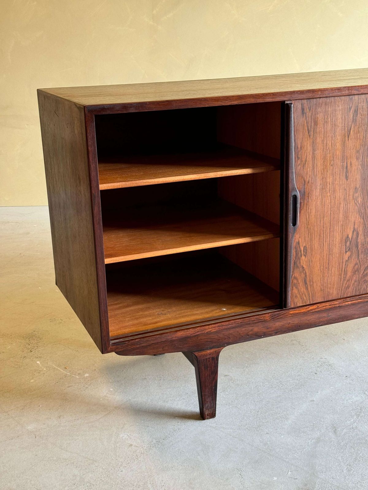 photo furniture Deens Teakhouten Dressoir
