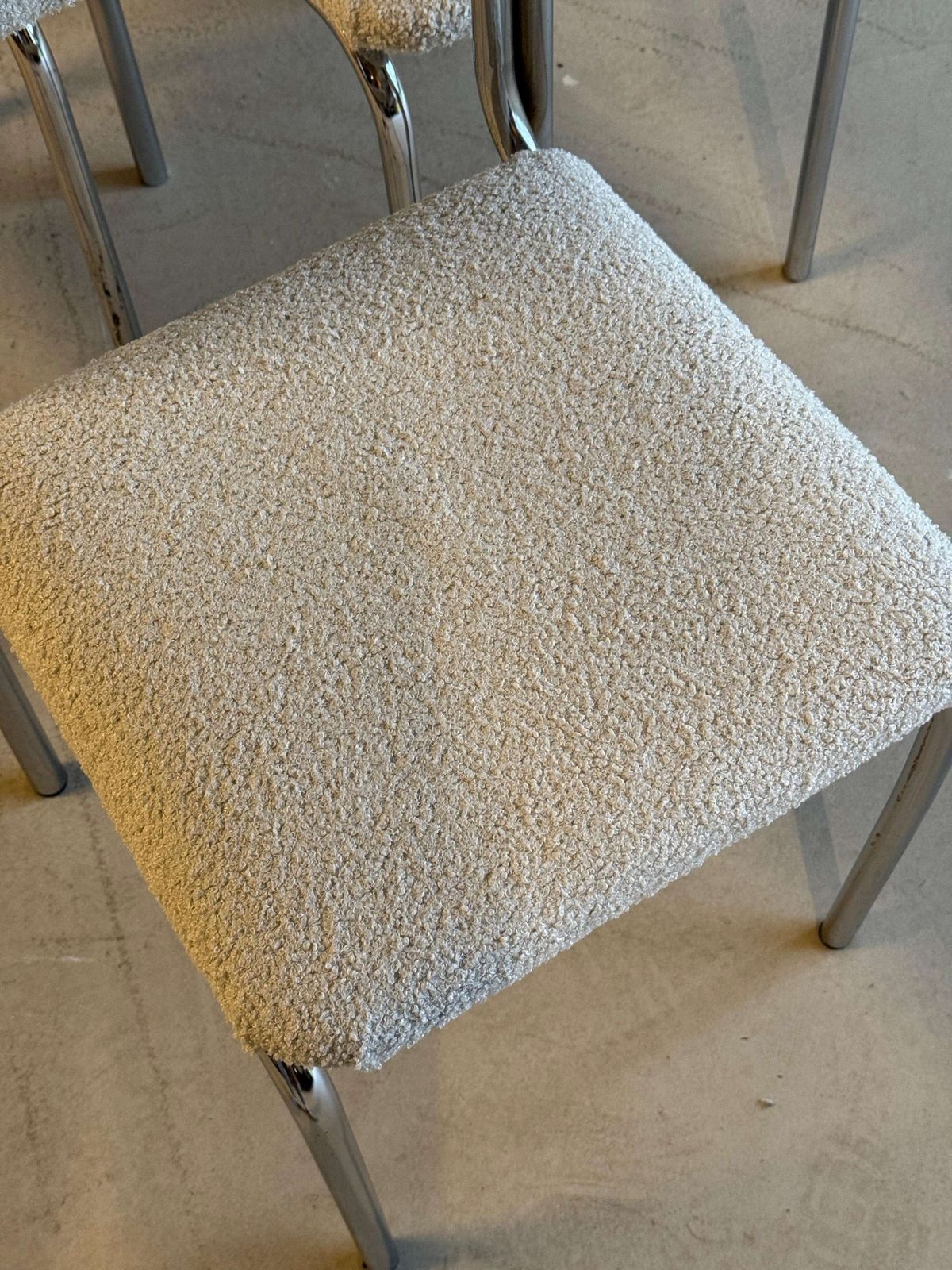 photo furniture Set Van 6 Chromen Eetkamerstoelen Met Bouclébekleding