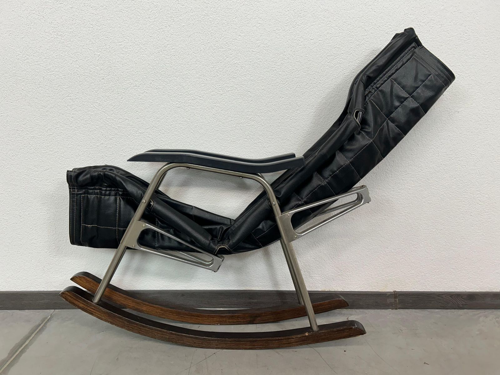 photo furniture Japanese Folding Rocking Chair By Nii Takeshi