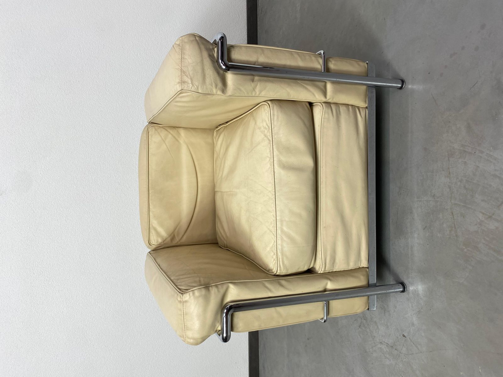 White Leather Club Chairs Lc2 By Le Corbusier For Cassina photo vinterior