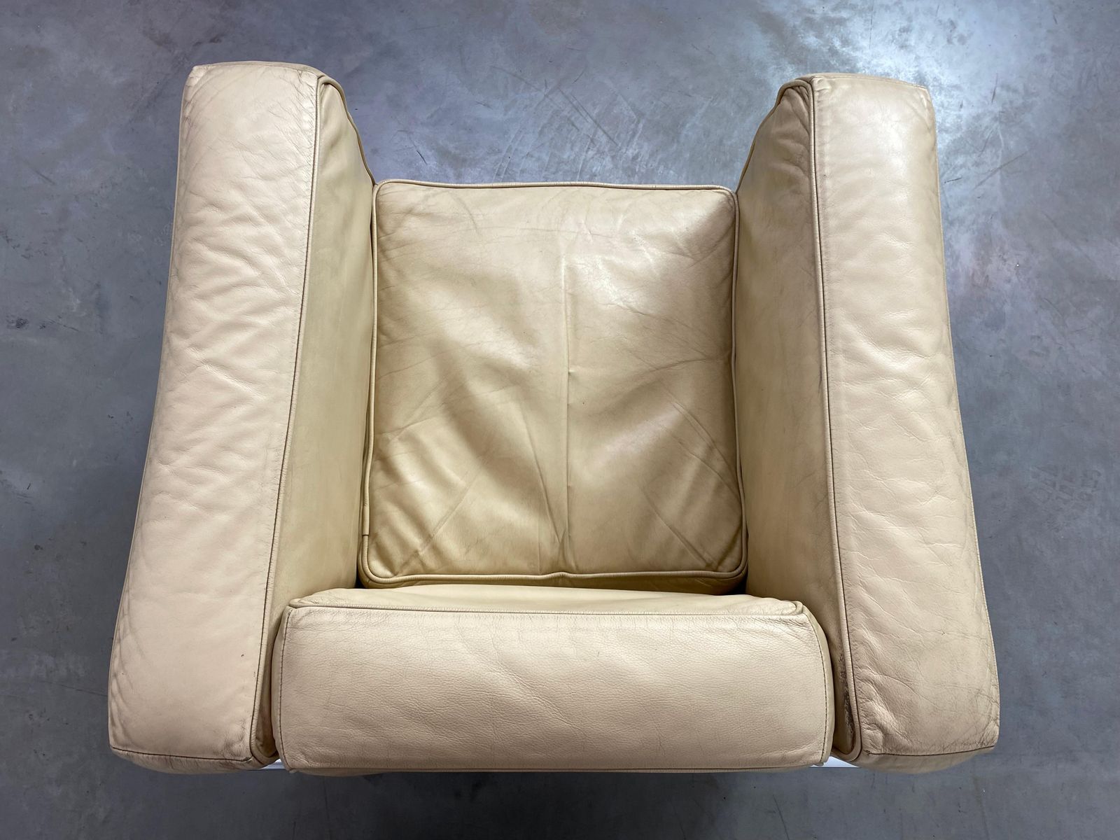 White Leather Club Chairs Lc2 By Le Corbusier For Cassina photo buy