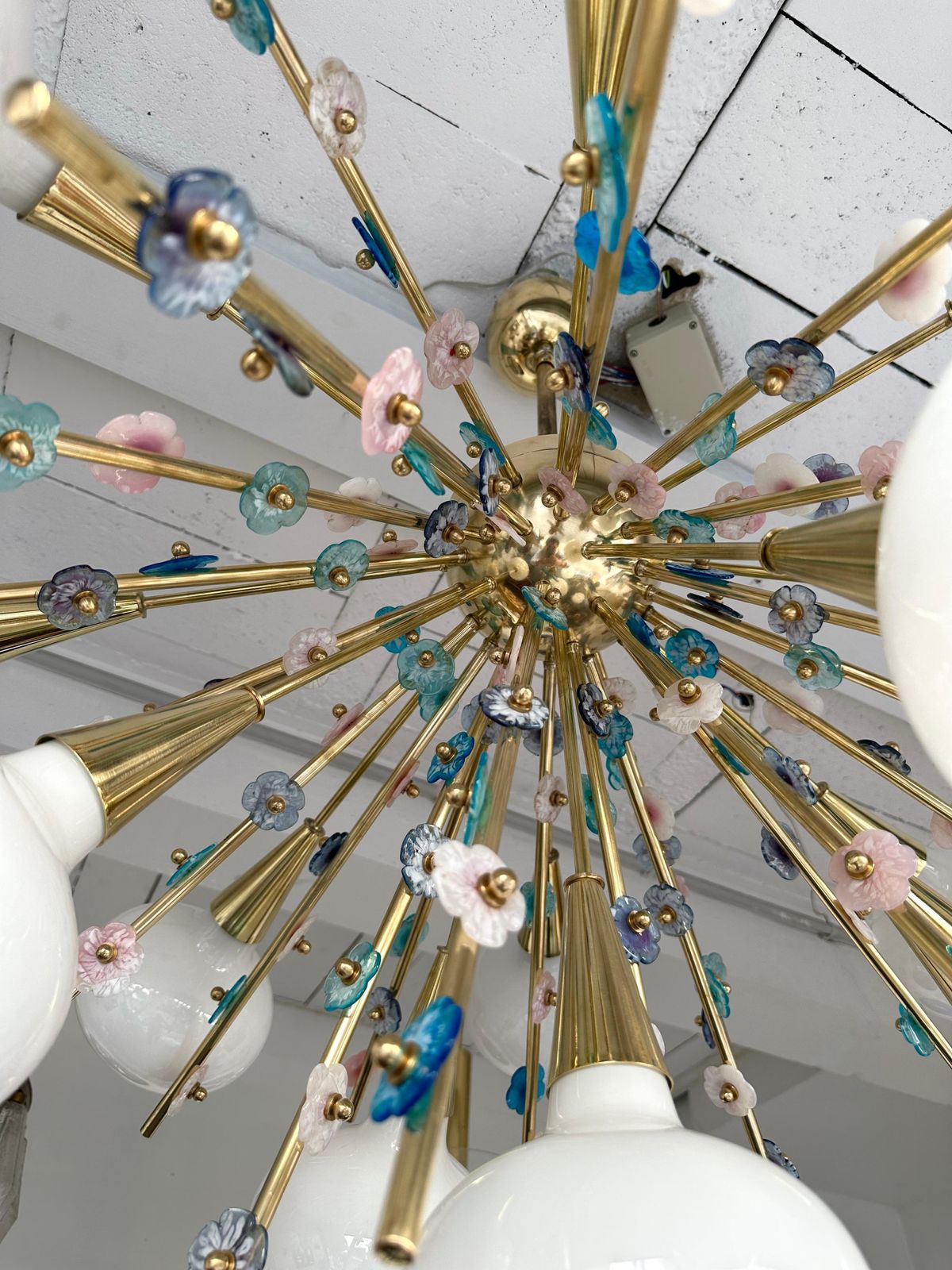 photo vinterior Contemporary Brass Sputnik Chandelier Flowers Murano Glass White Cup, Italy