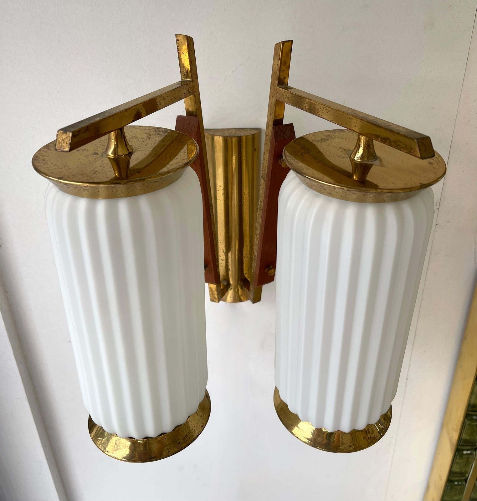 photo vintage Mid Century Modern Pair Of Brass And Opaline Glass Barrel Sconces, Italy, 1950s