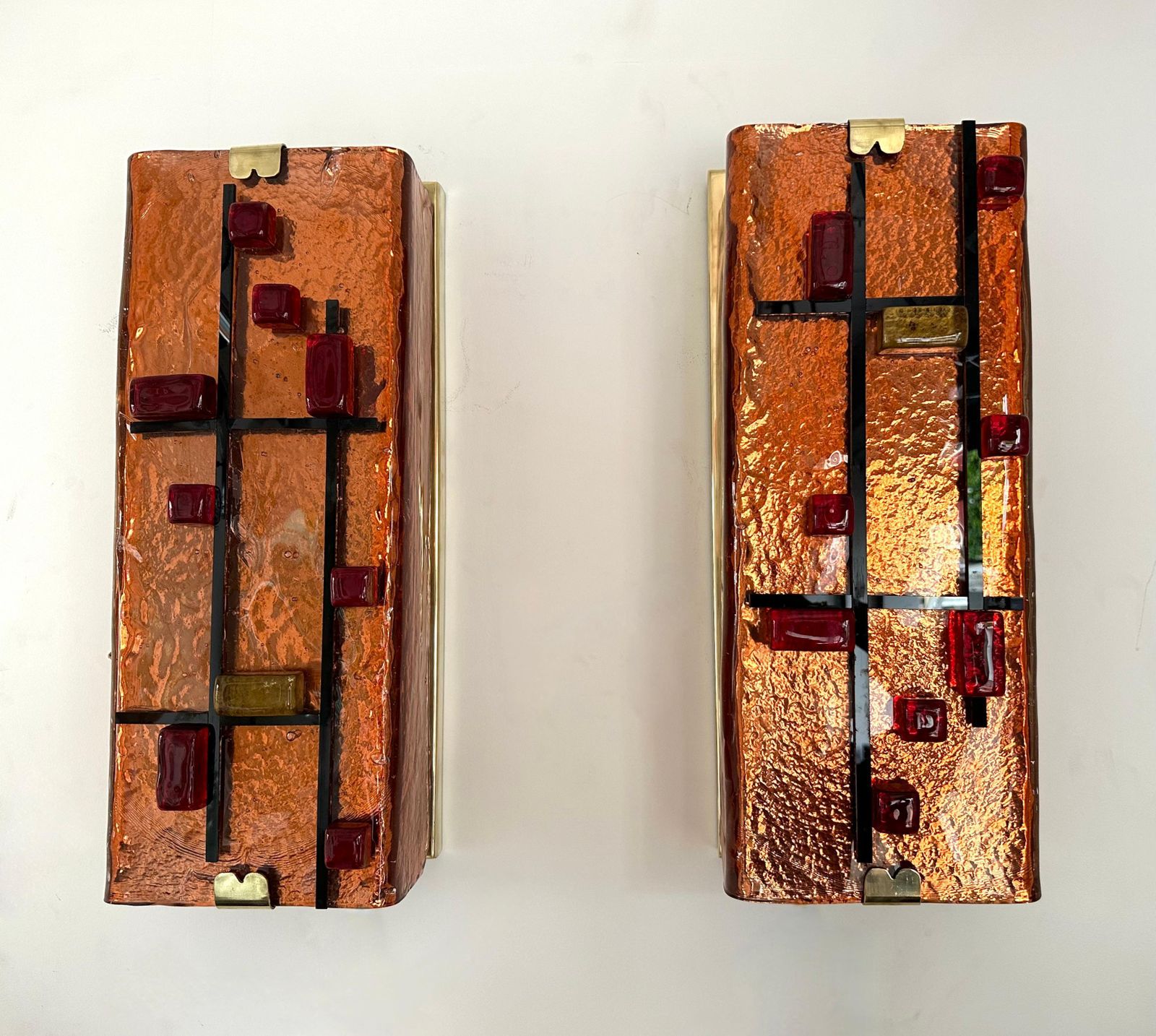 photo vinterior Contemporary Pair Of Brass And Coral Murano Glass Sconces, Italy