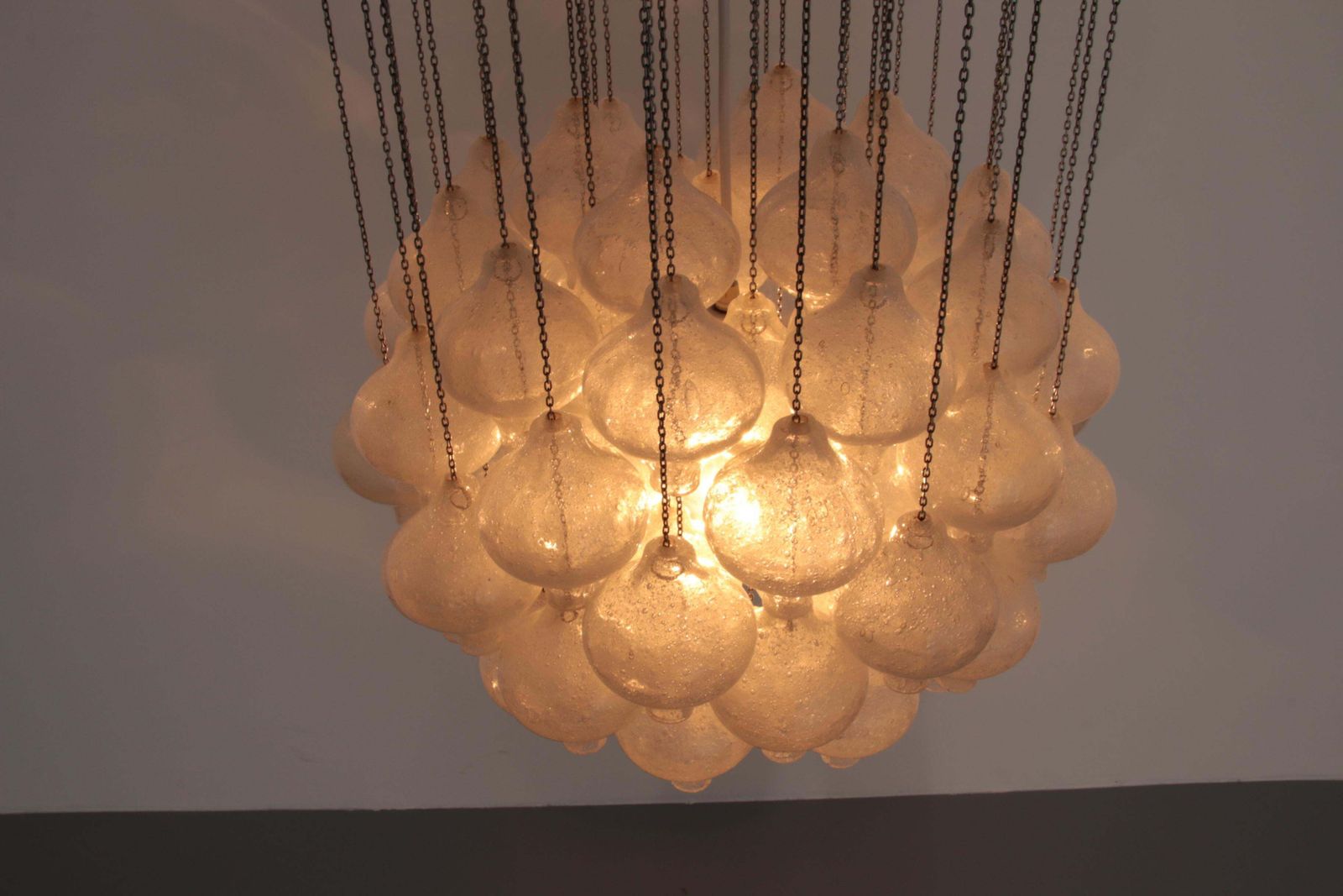 photo furniture Kalmar 'Tulipan' Chandelier Pendant Light, Blown Glass 1970