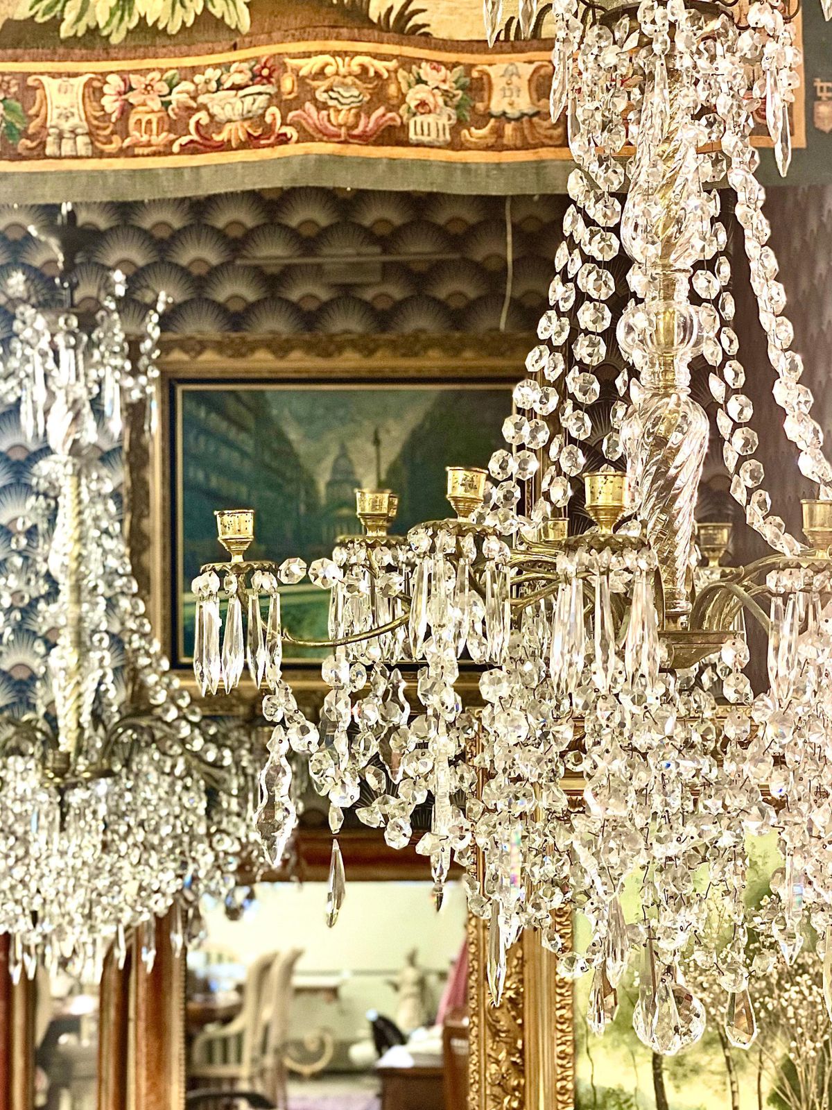 photo furniture 19th Century Large Crystal And Bronze Chandelier Of 12 Lights