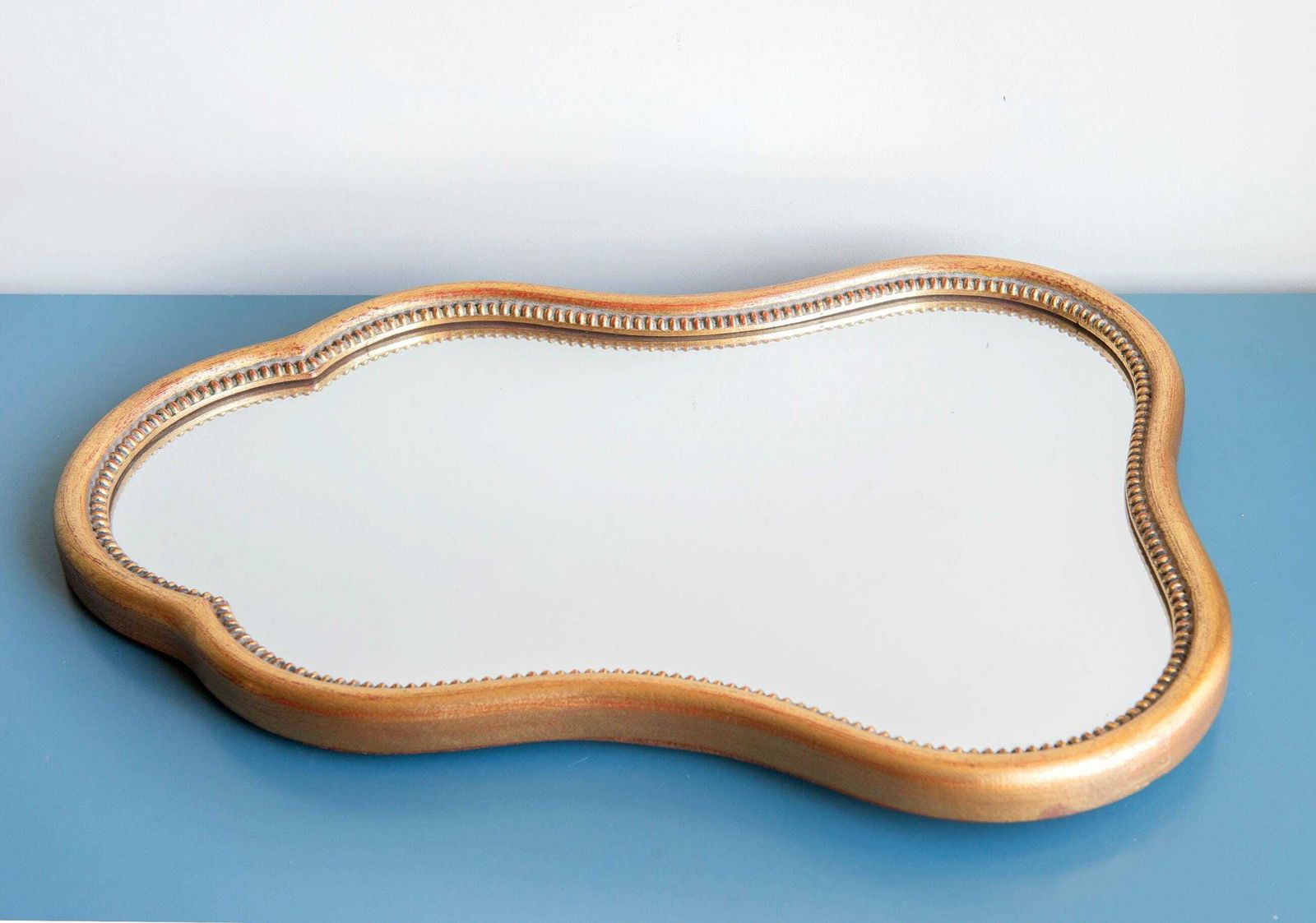 Franse Vergulde Wandspiegel, Geschulpte Lijst, Decoratieve Barokke Spiegel, Vintage Handgesneden Wandspiegel, Gemaakt In Frankrijk photo vintage