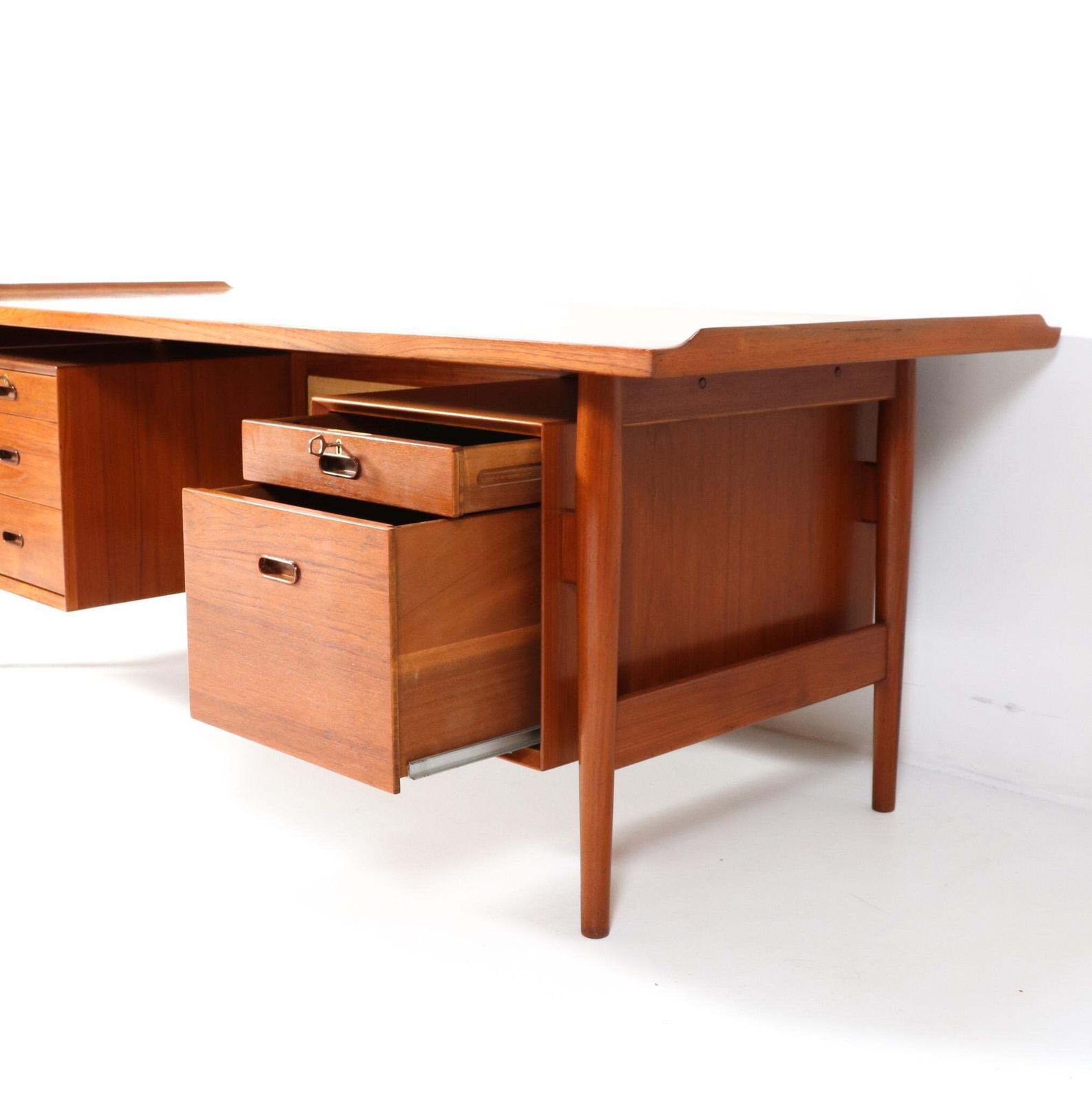 5559.0 Mid Century Modern Executive Desk 207 By Arne Vodder For Sibast, 1960s photo