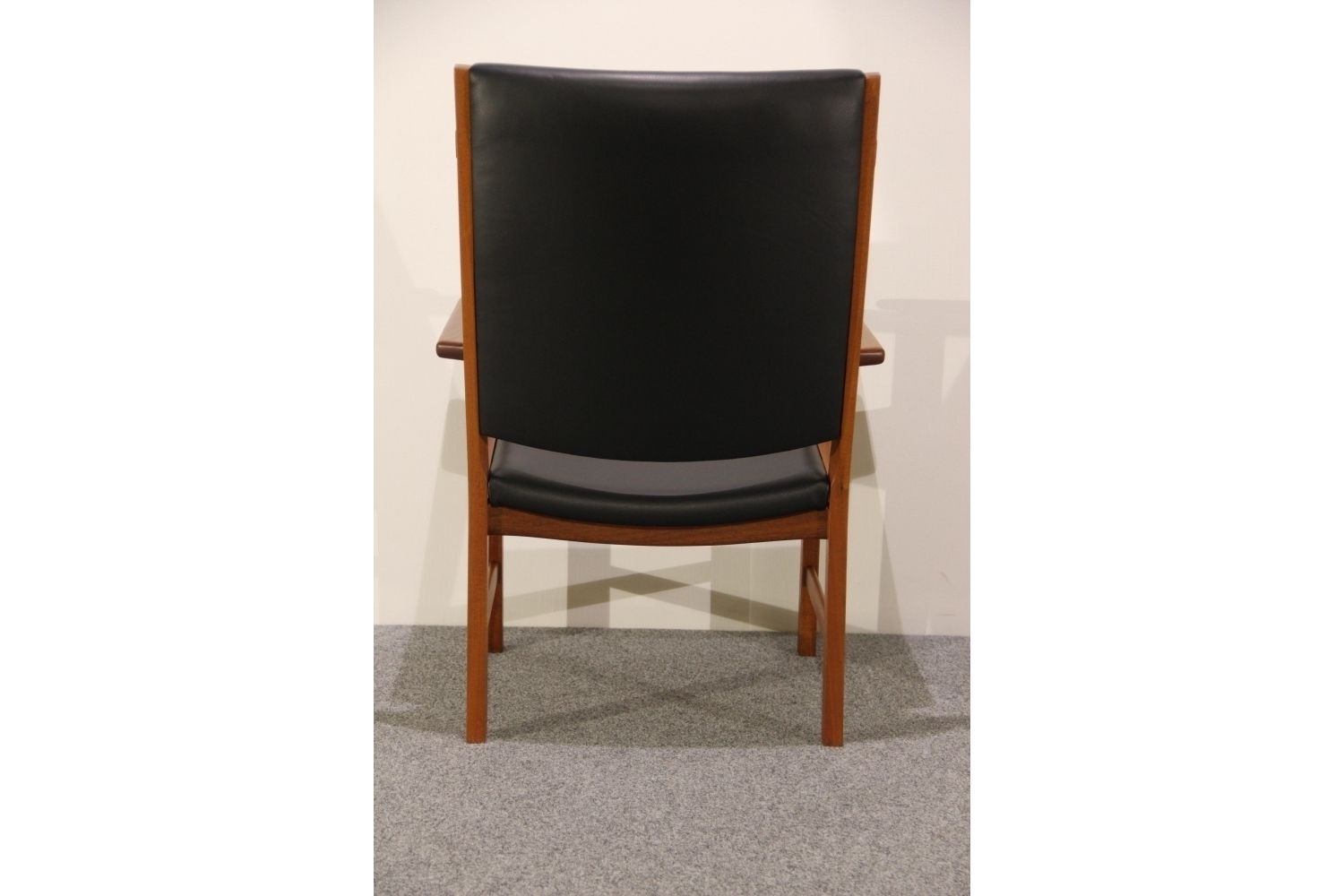 Original Hans J. Wegner & Johannes Hansen Armchair/ Easychair In Mahogany And New Leather. photo for sale