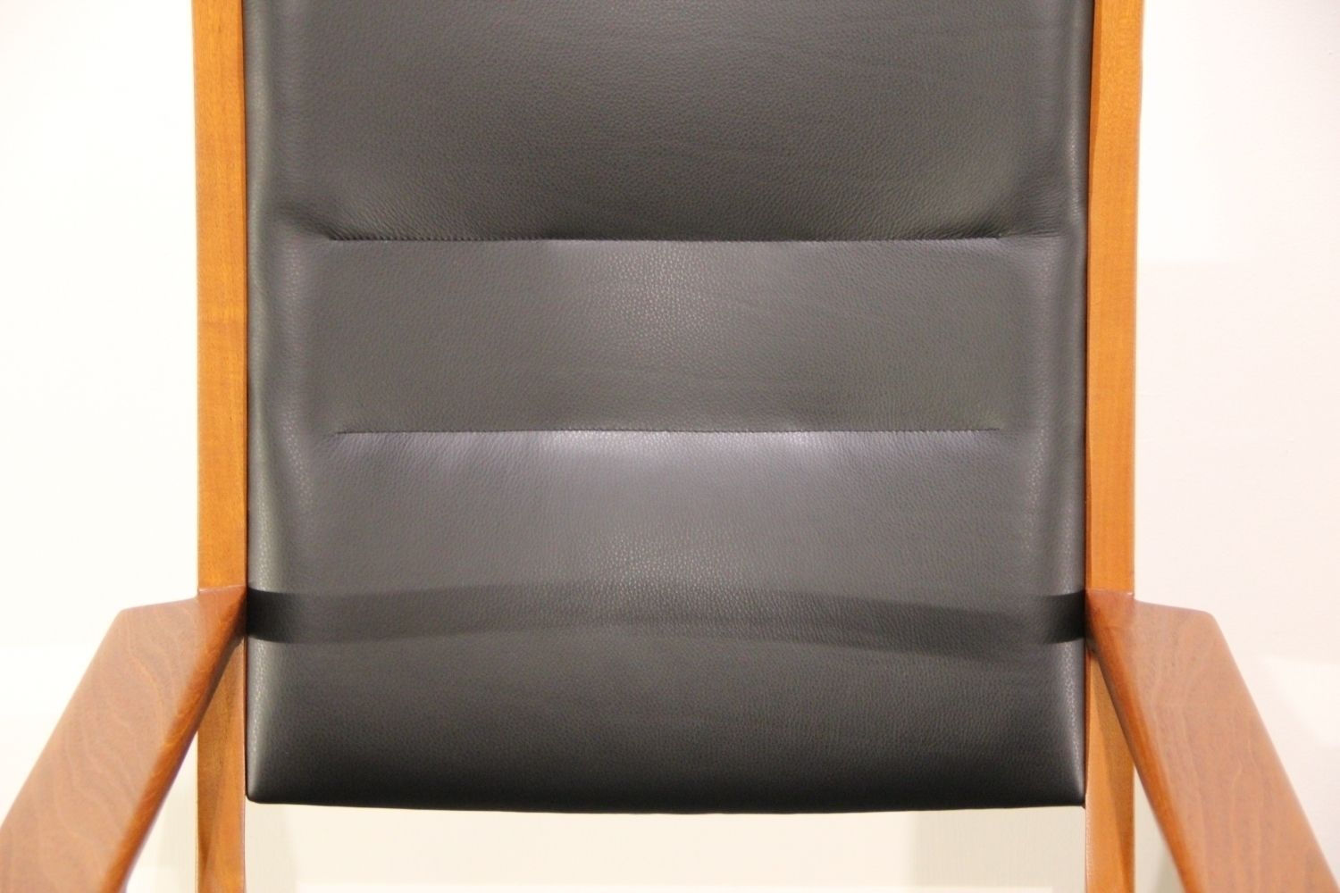 Original Hans J. Wegner & Johannes Hansen Armchair/ Easychair In Mahogany And New Leather. photo 2200.0